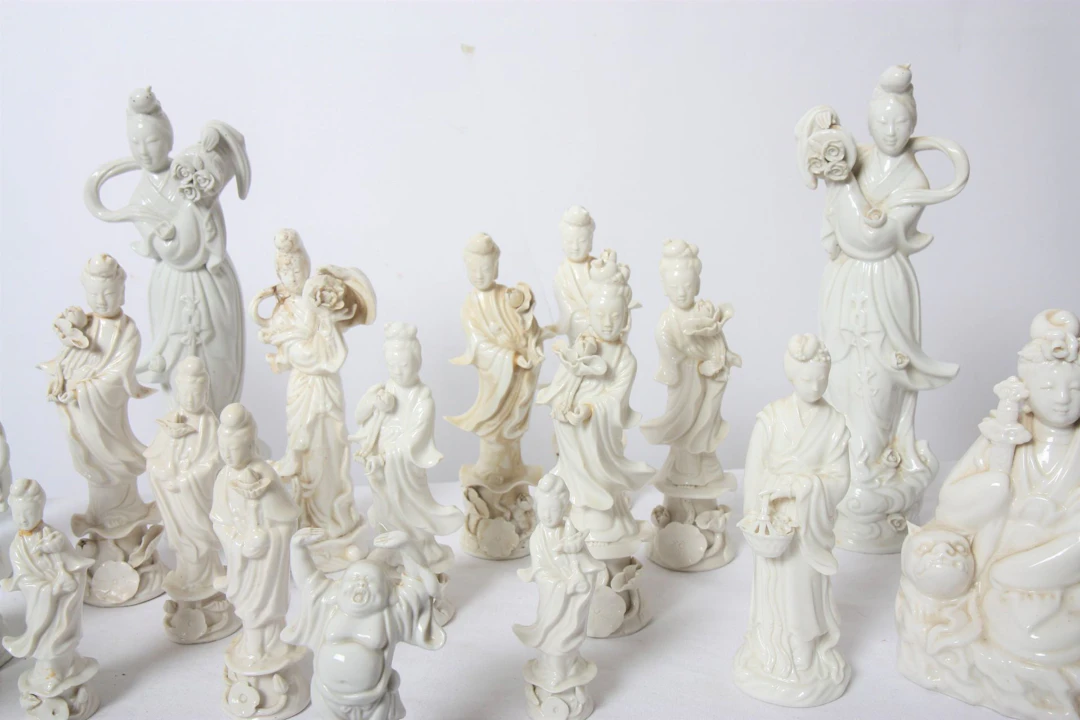 SET OF 22 "KWAN YIN" CHINESE PORCELAIN FIGURES, 20TH CENTURY - Lot 82