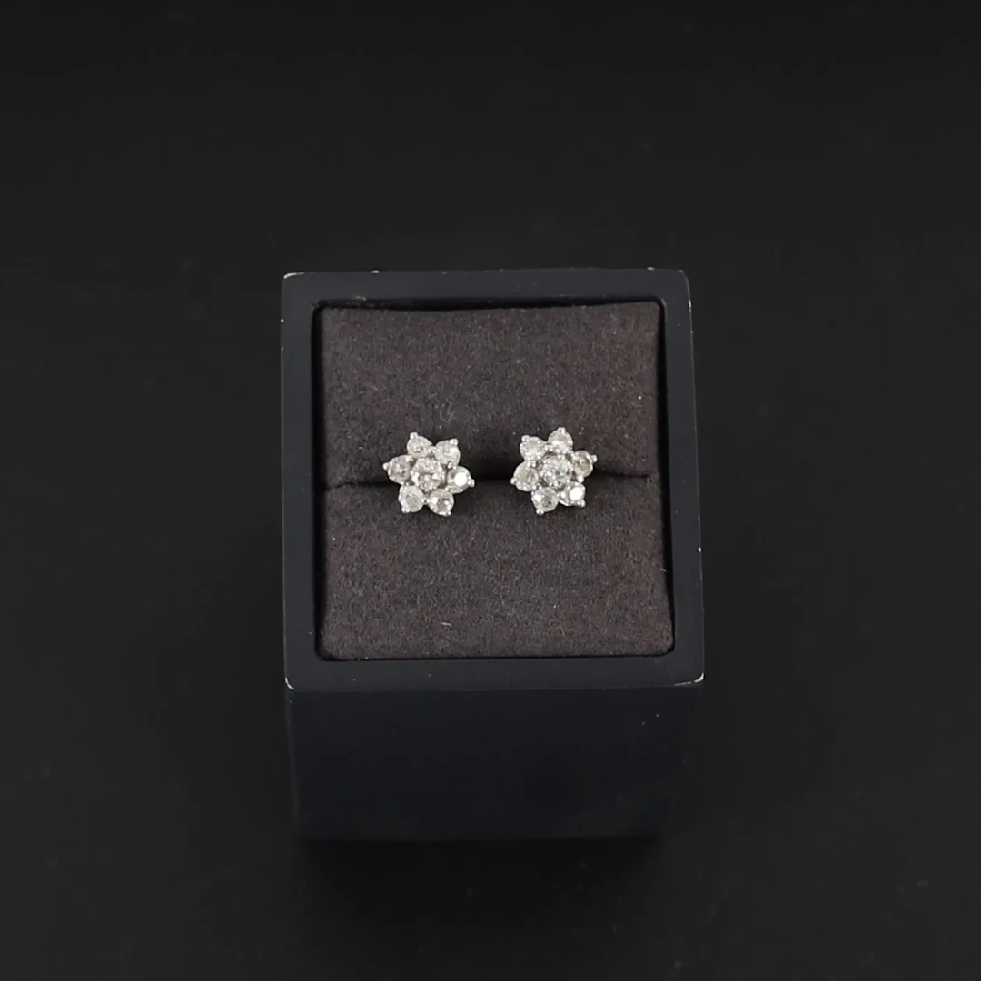 PAIR OF GOLD AND DIAMOND BUTTONS - Lot 15