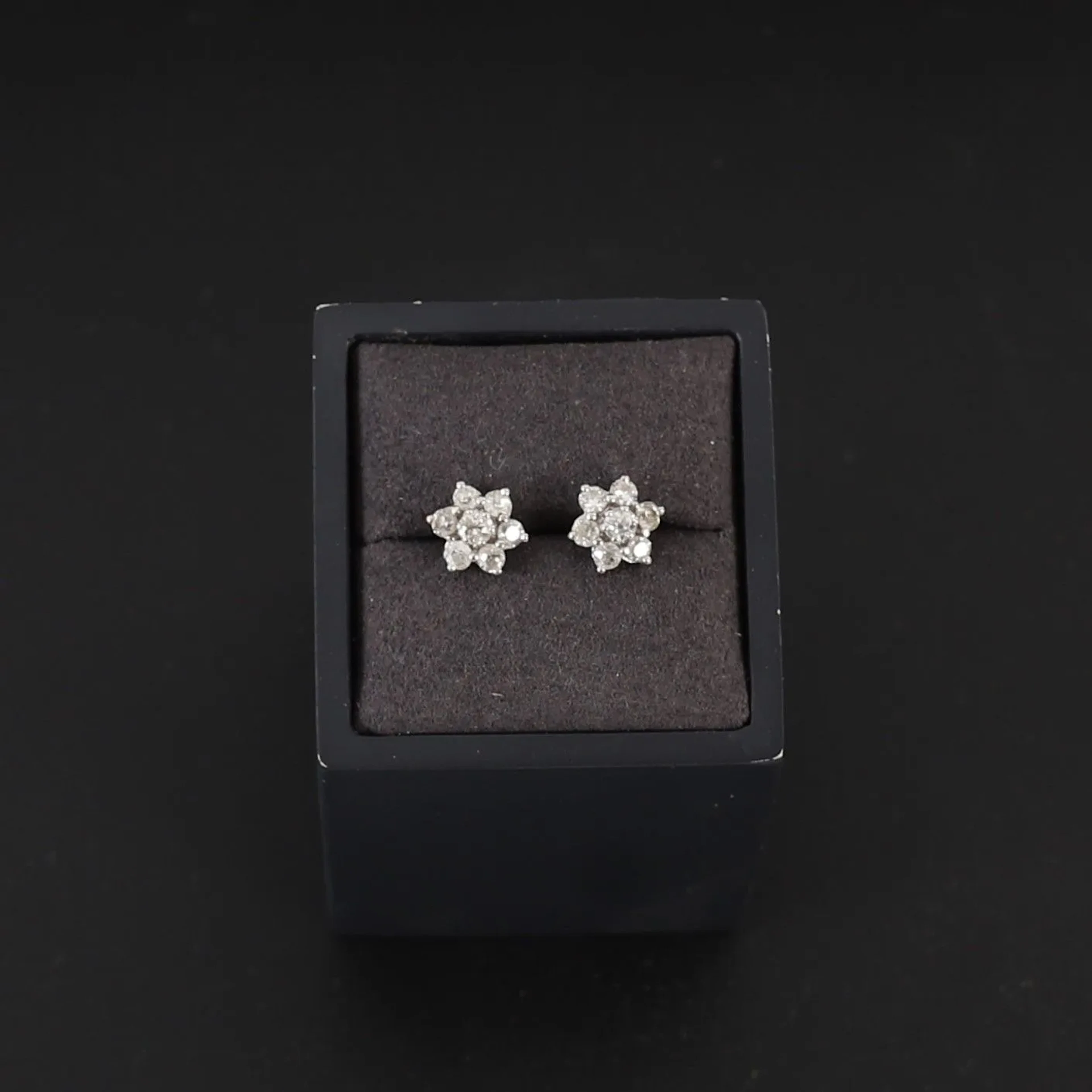 PAIR OF GOLD AND DIAMOND BUTTONS - Lot 15