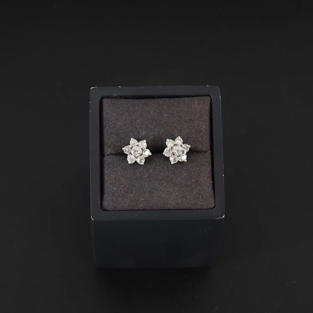 PAIR OF GOLD AND DIAMOND BUTTONS - Lot 15