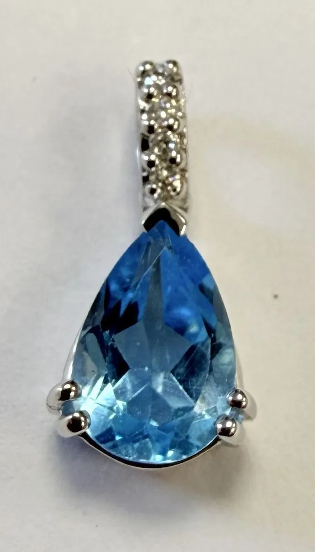 WHITE GOLD PENDANT SET WITH A TOPAZ AND DIAMONDS - Lot 29