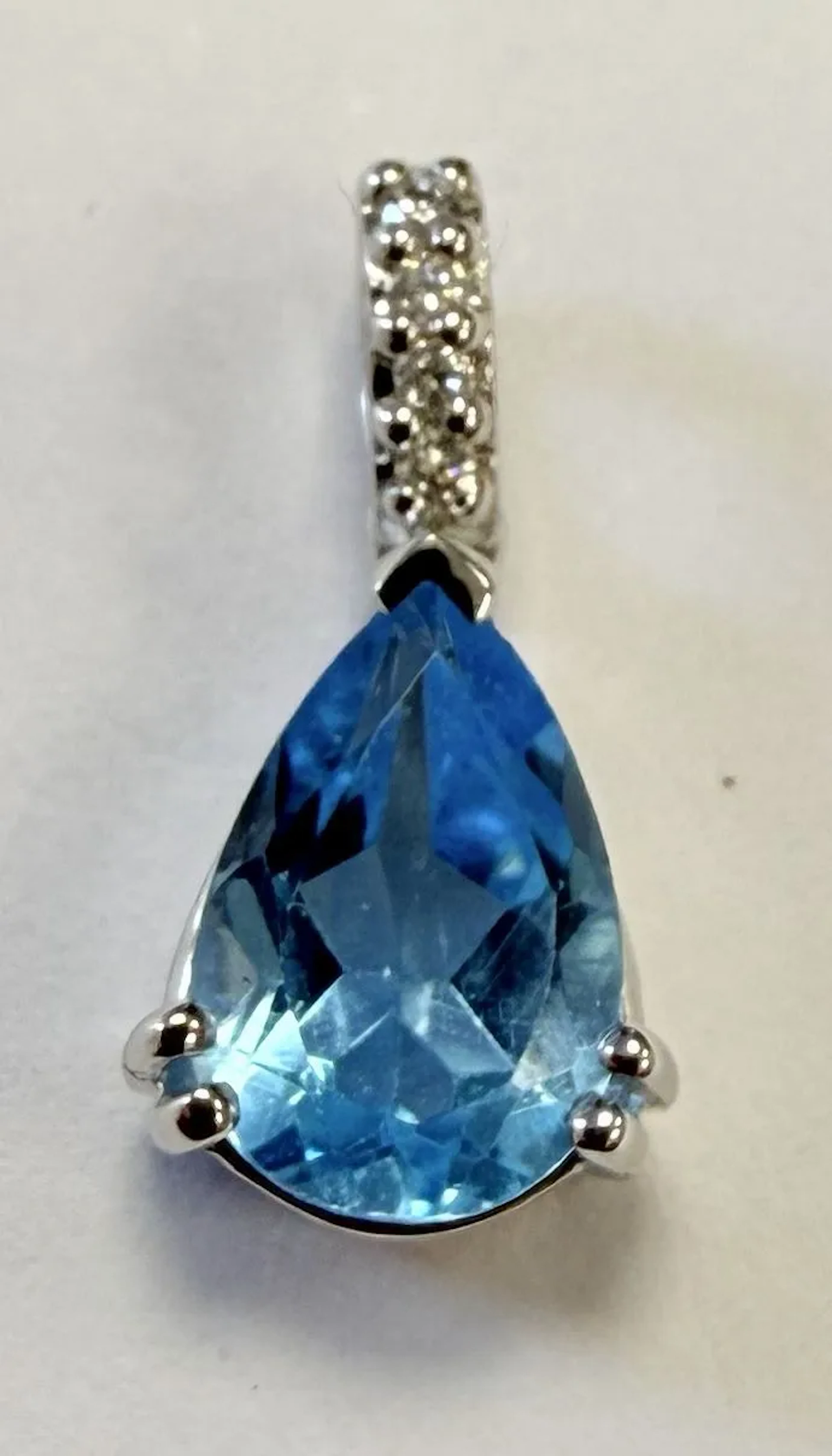 WHITE GOLD PENDANT SET WITH A TOPAZ AND DIAMONDS - Lot 29