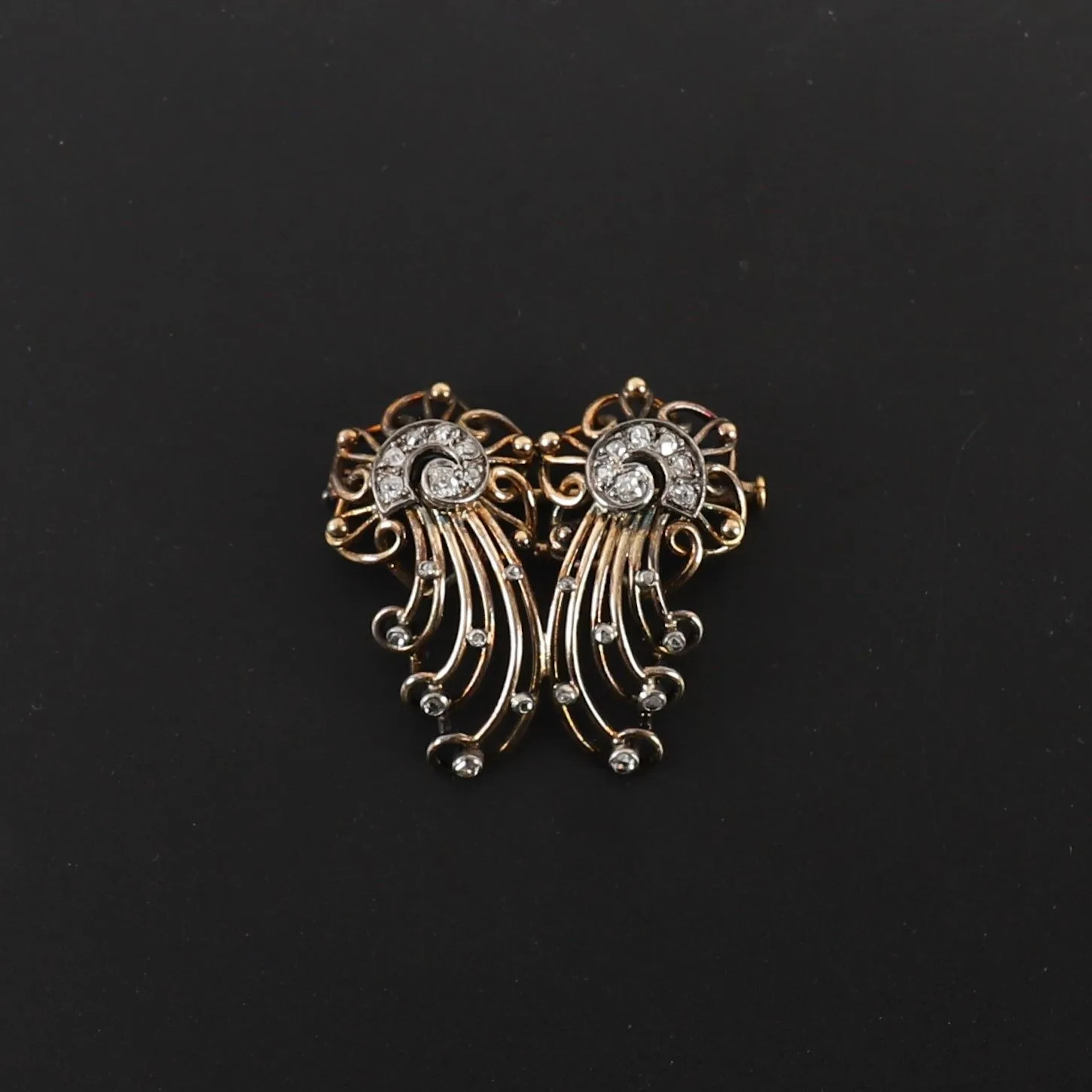 ELEGANT GOLD BROOCH SET WITH DIAMONDS - Lot 14