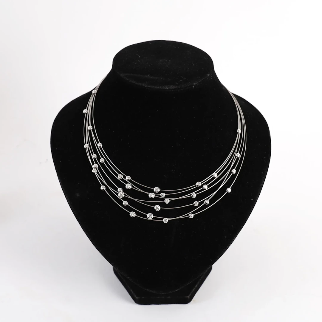 BEAUTIFUL GOLD AND DIAMOND NECKLACE - Lot 37