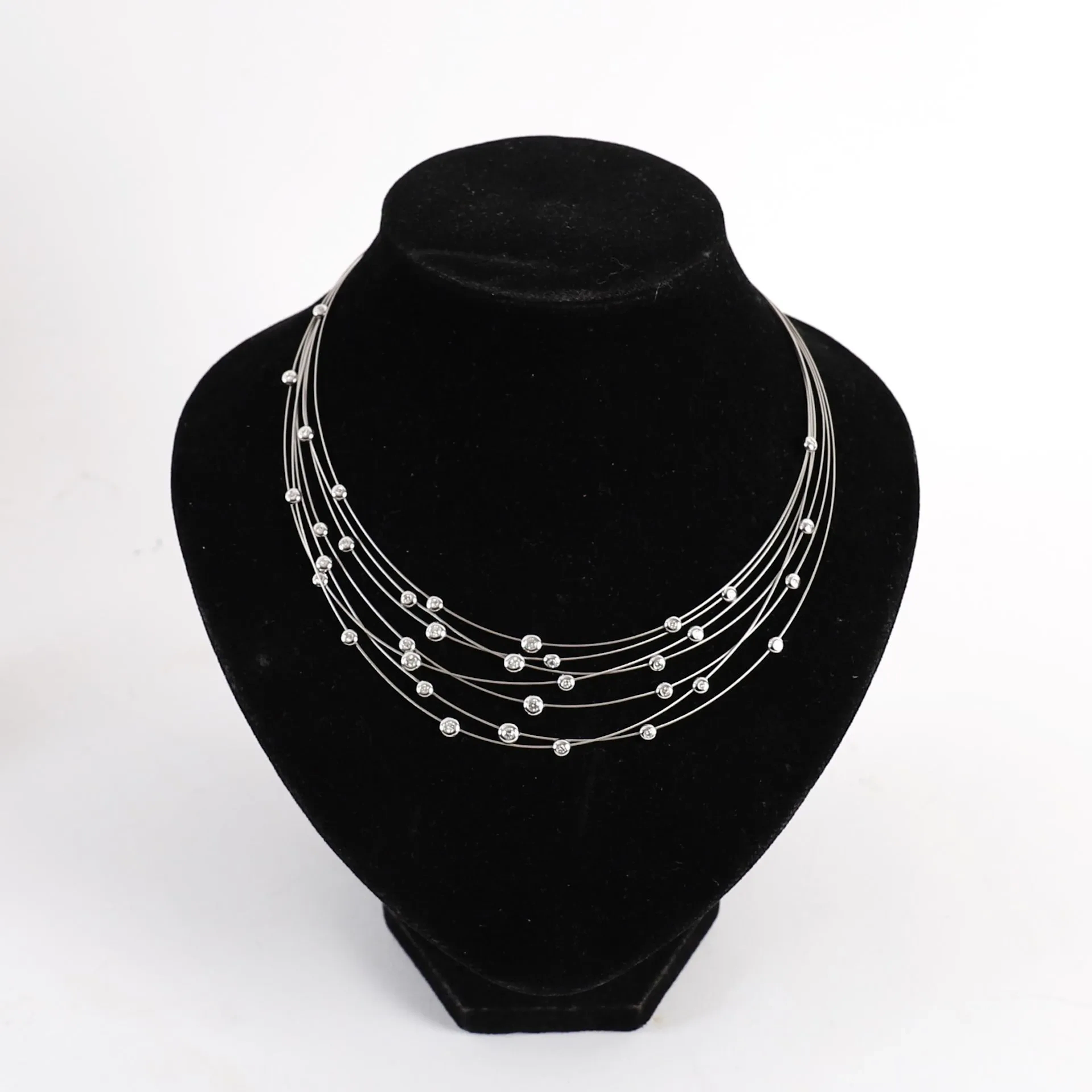 BEAUTIFUL GOLD AND DIAMOND NECKLACE - Lot 37