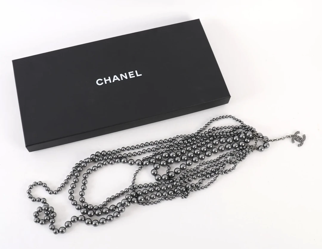 CHANEL GRAY PEARL NECKLACE - Lot 3