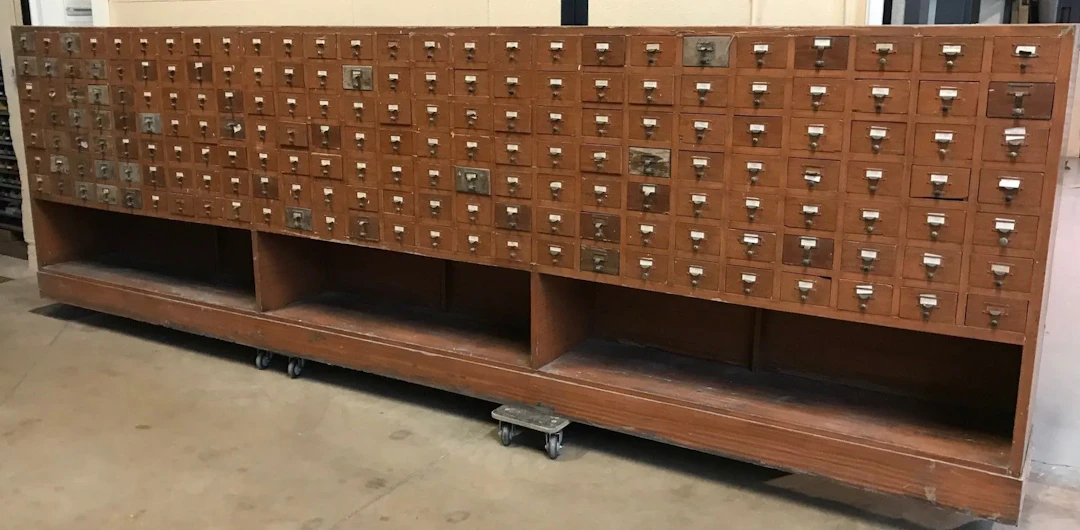 MONUMENTAL AND EXCEPTIONAL FILING CABINET in the spirit of P - Lot 233