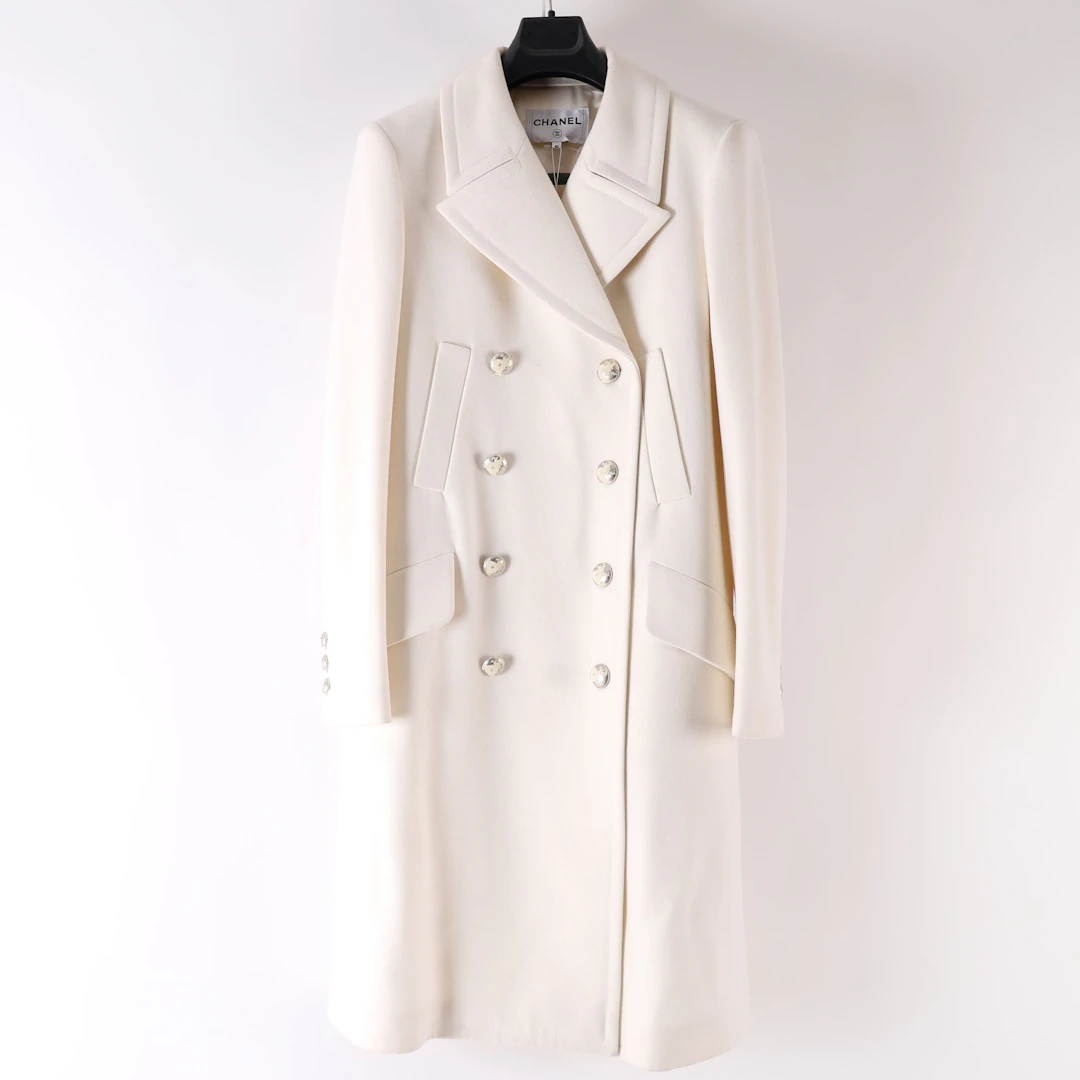 CHANEL WHITE WOOL AND CASHMERE COAT - Lot 115