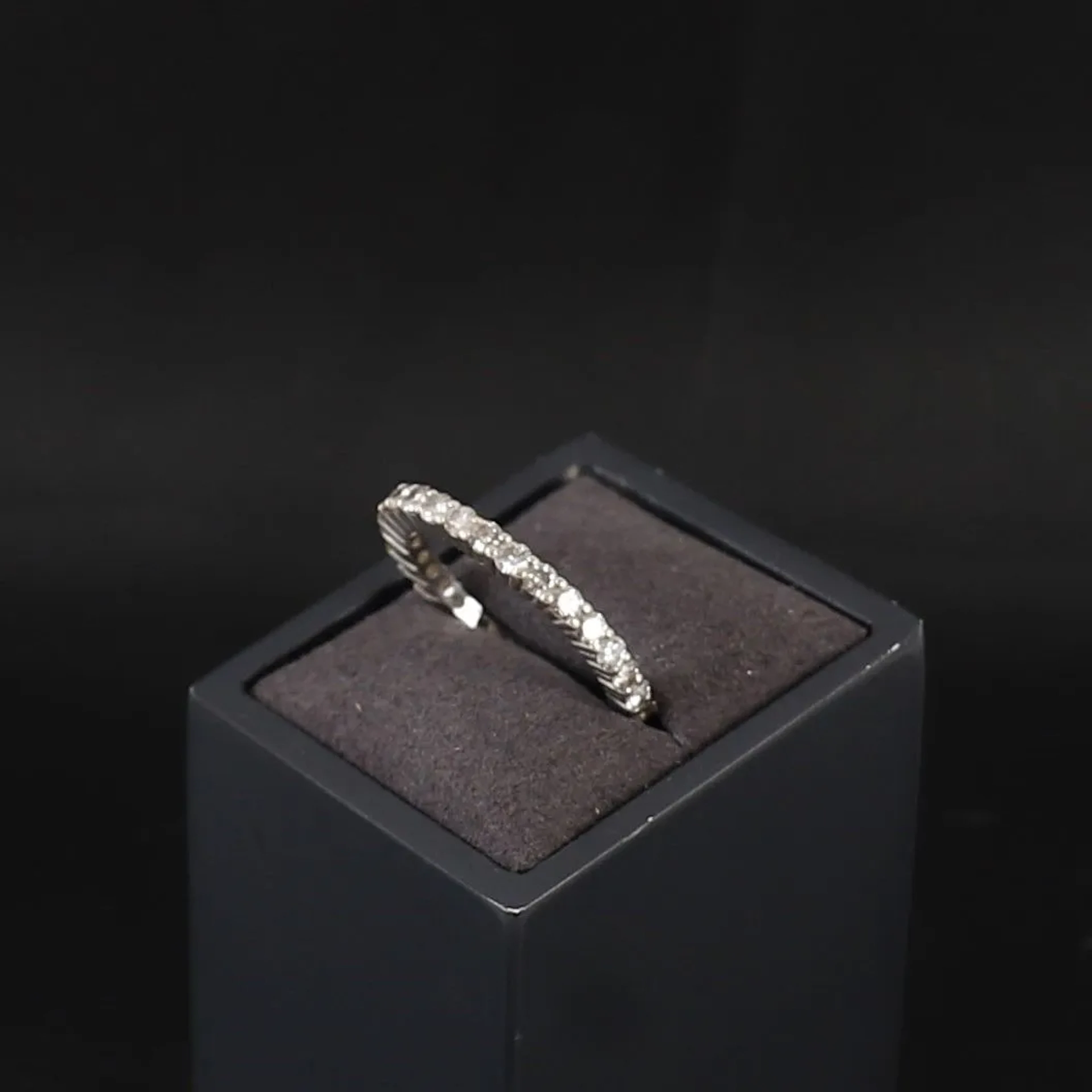 WHITE GOLD WEDDING RING WITH DIAMONDS - Lot 11