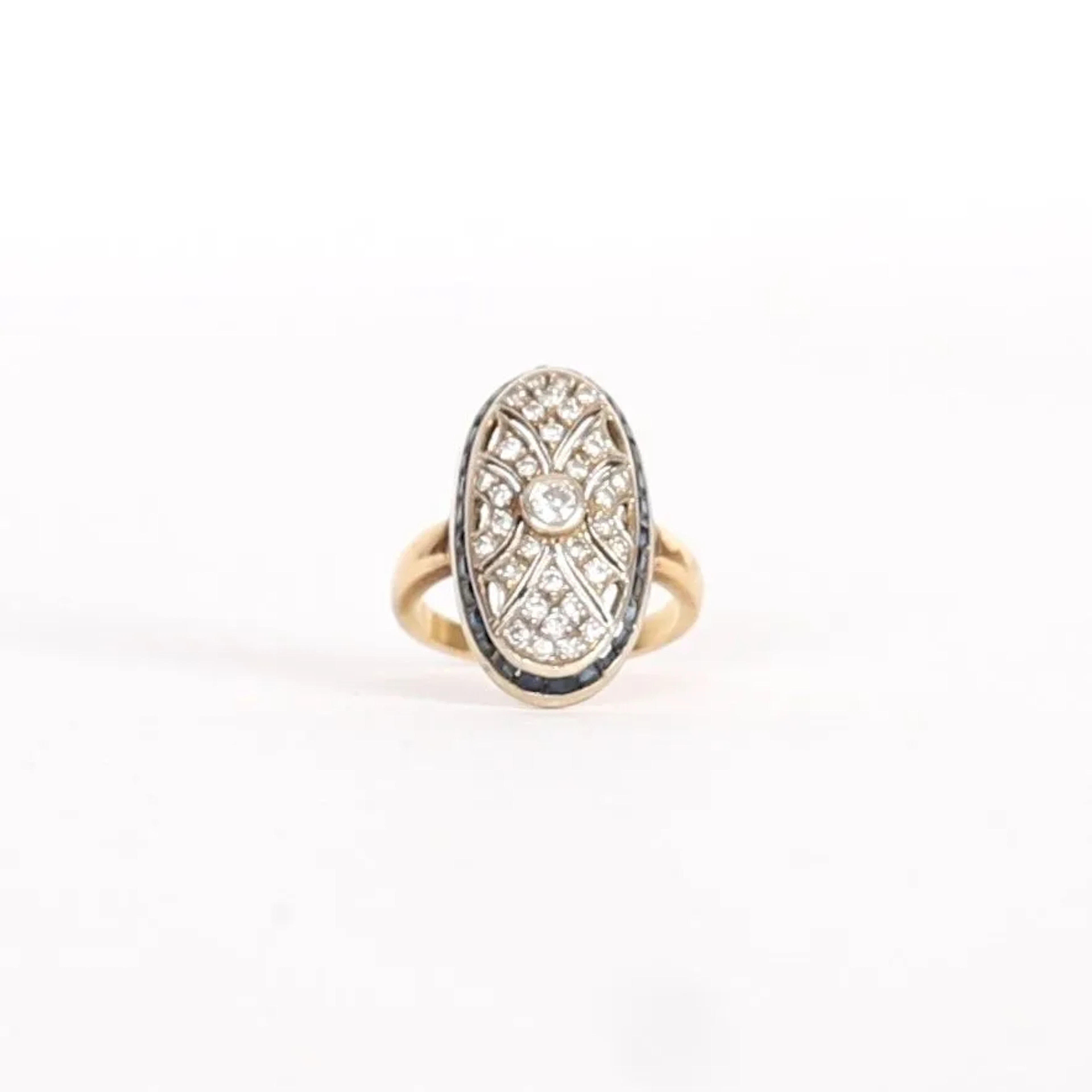 OVAL-SHAPED YELLOW GOLD RING - Lot 19