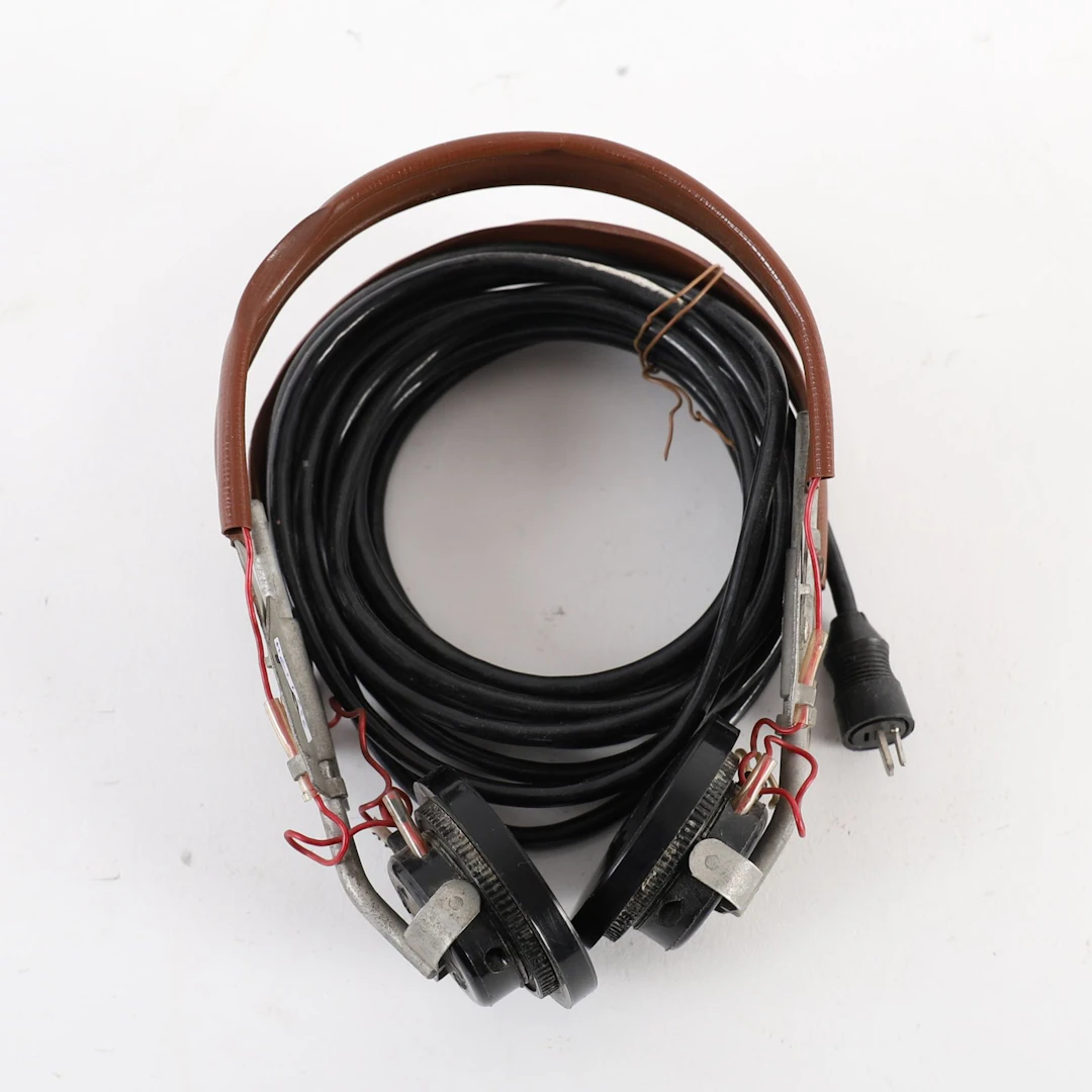 BAKELITE AVIATION HELMET, 1950s - Lot 136