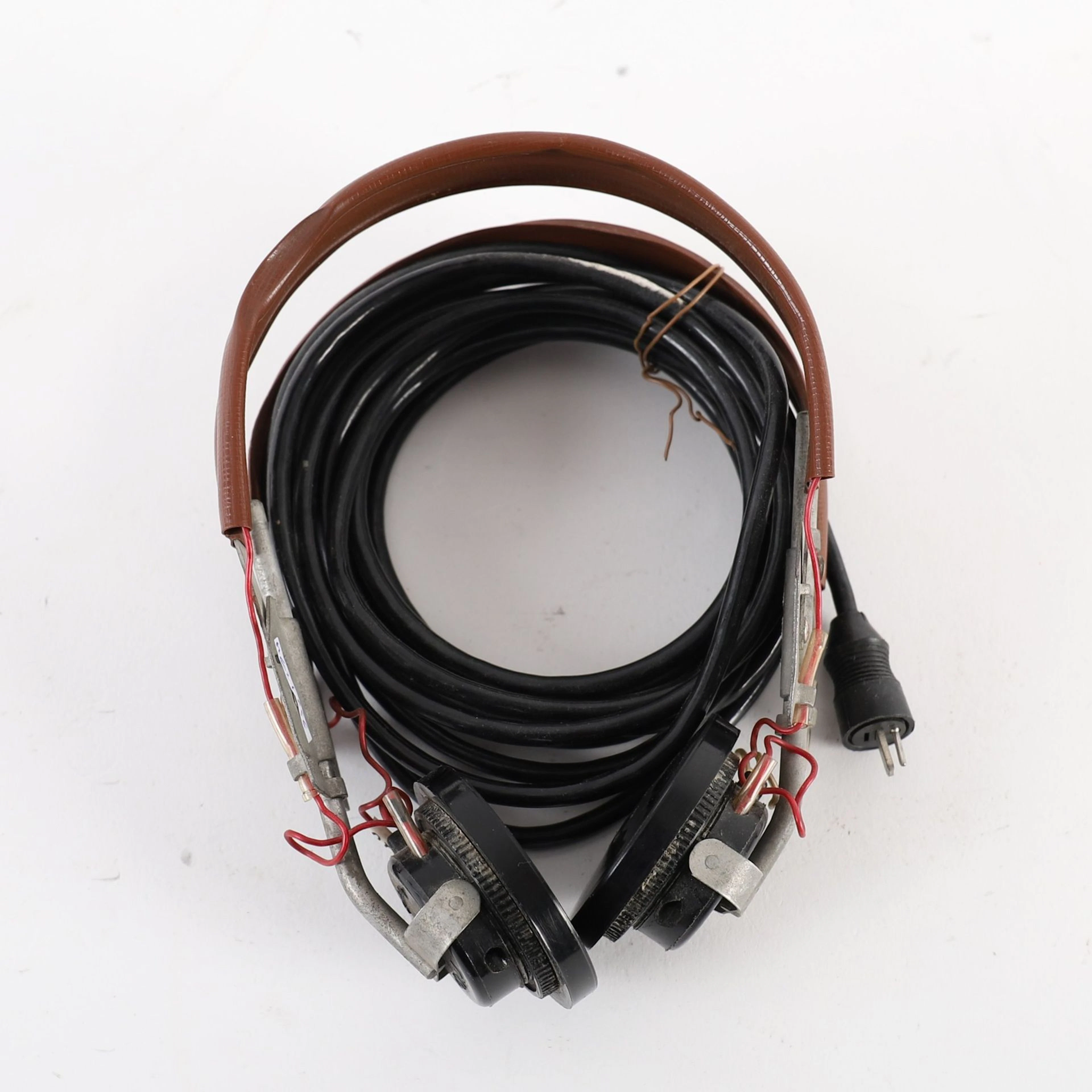BAKELITE AVIATION HELMET, 1950s - Lot 136