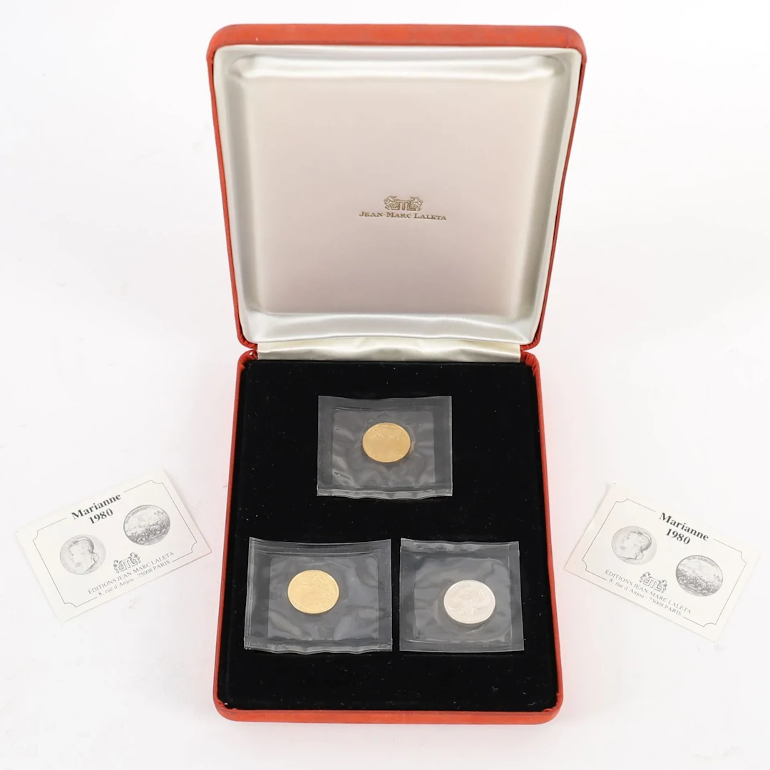COMMEMORATIVE THREE-PIECE SET MARKING THE STORMING OF THE BA - Lot 92