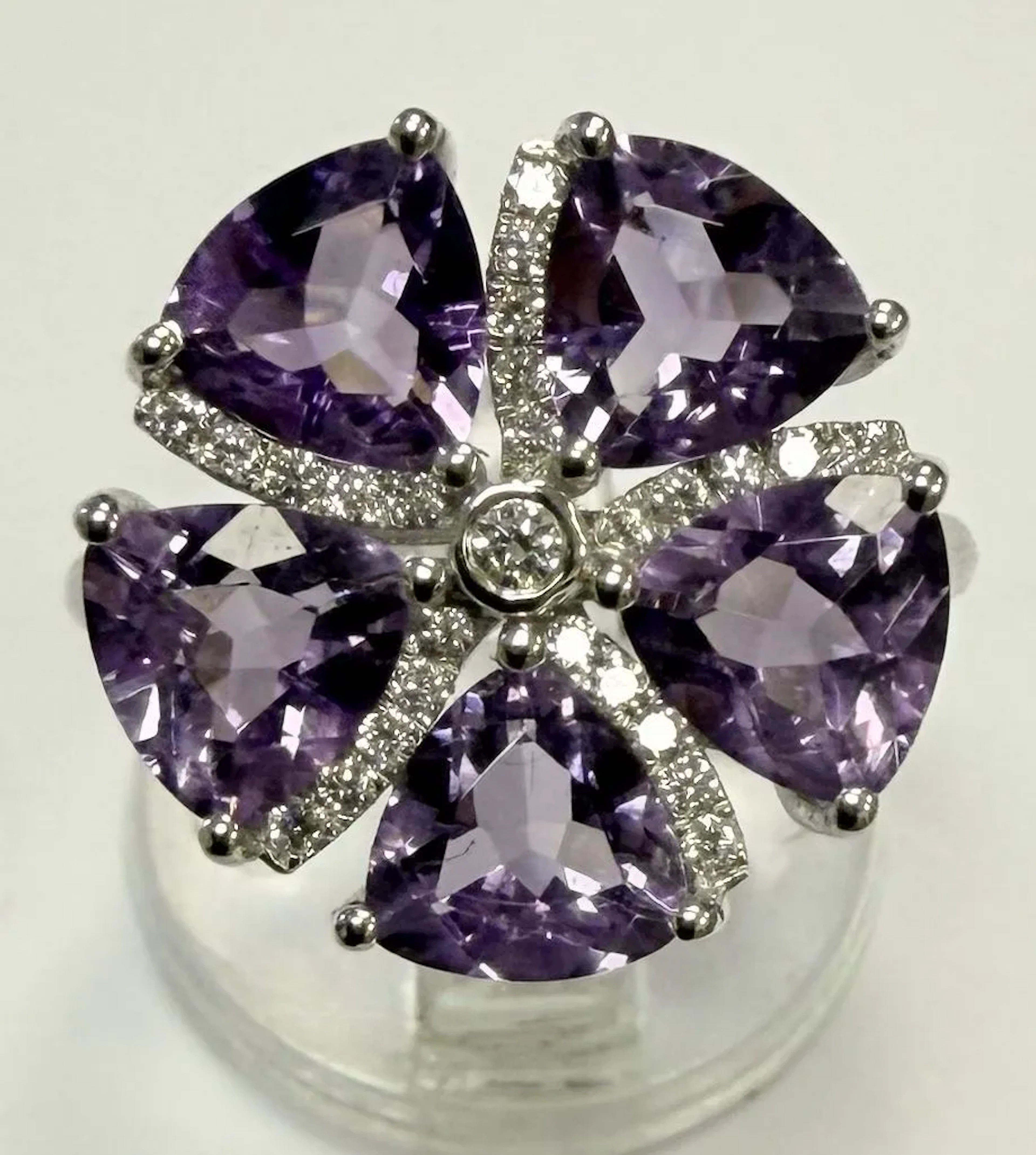 PLATINUM COCKTAIL RING SET WITH AMETHYSTS AND DIAMONDS - Lot 39
