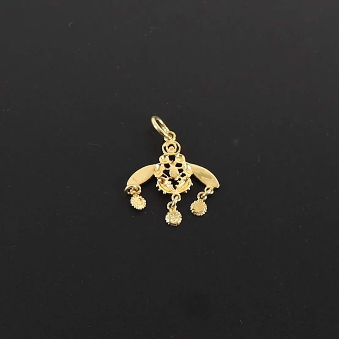 SMALL GOLD PENDANT - Lot 12