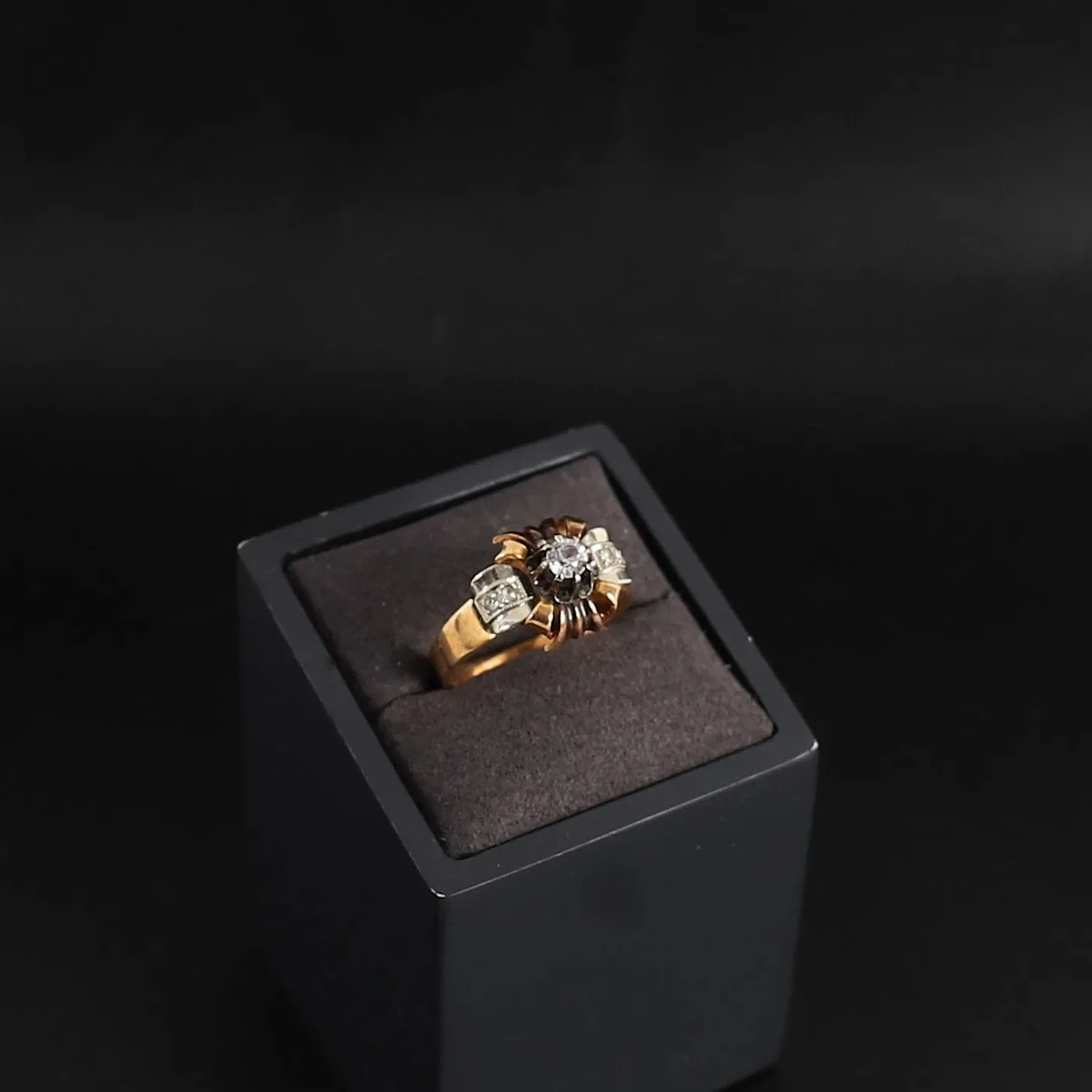 ART DECO-STYLE GOLD RING - Lot 17