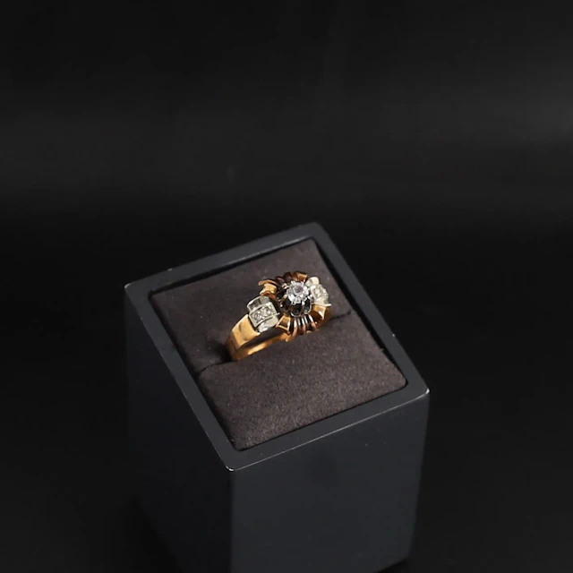 ART DECO-STYLE GOLD RING - Lot 17