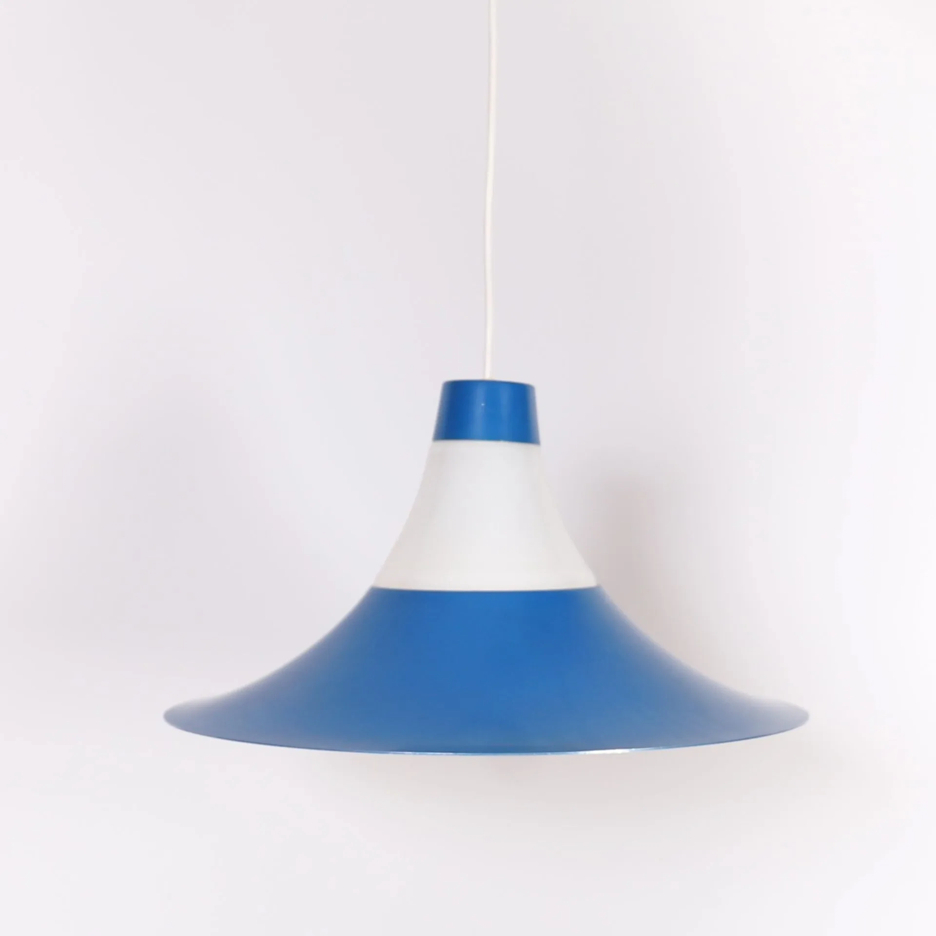 SUSPENSION LAMP ORNO 60'S. In blue sheet metal and opalescen - Lot 323