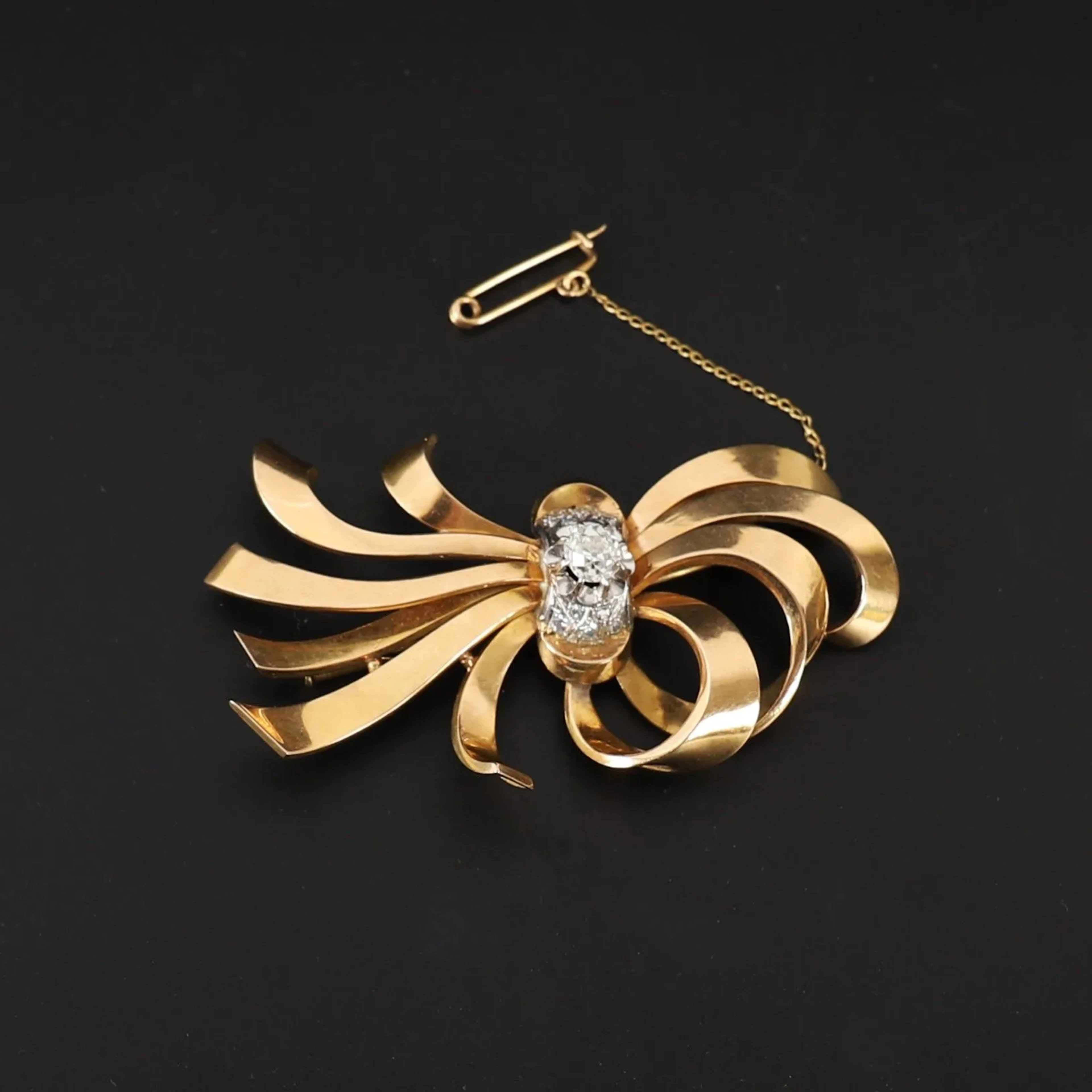 YELLOW GOLD BOW BROOCH SET WITH DIAMONDS - Lot 27
