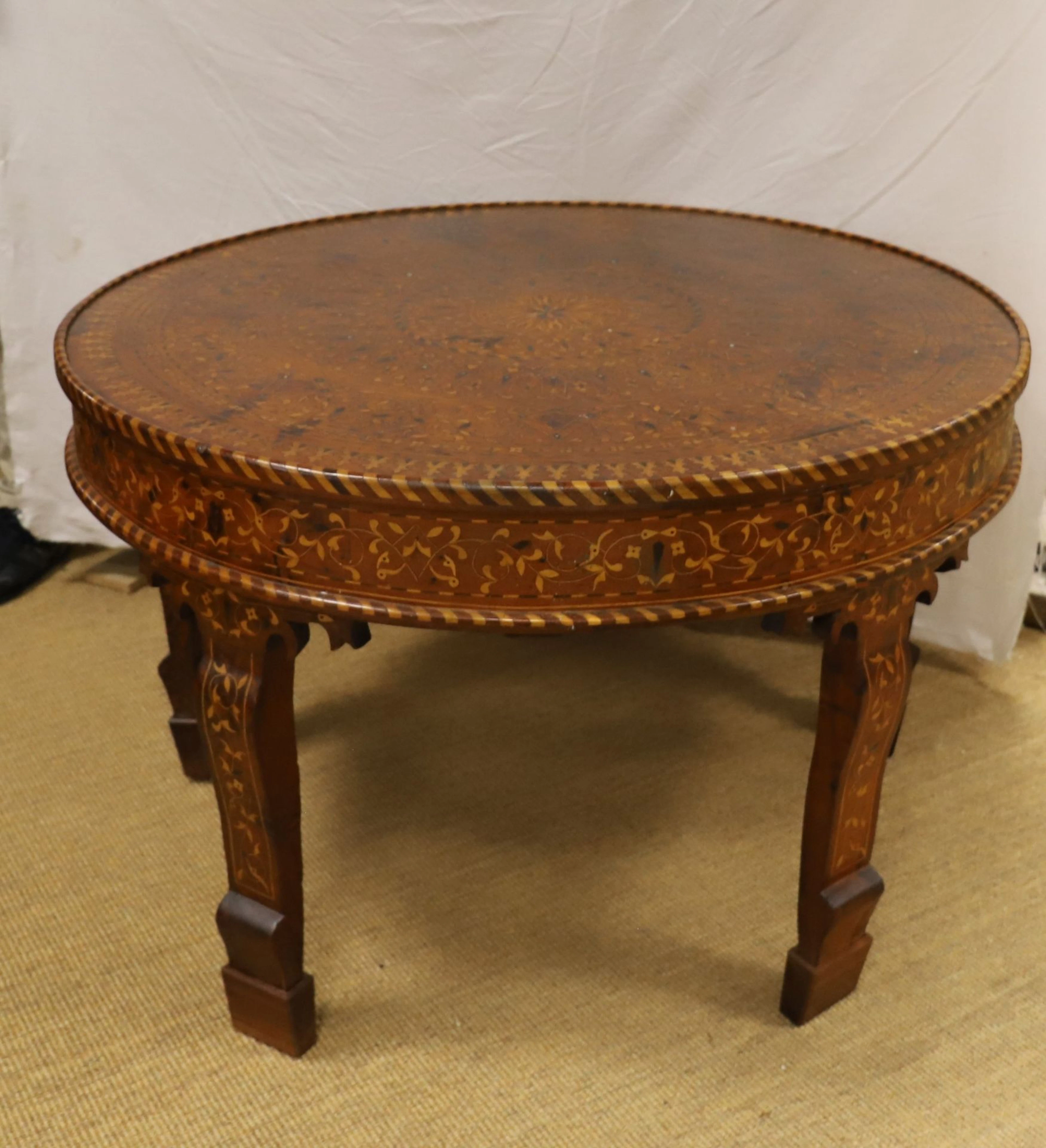 5-LEG ROUND TABLE IN MIDDLE EASTERN MARQUETRY - Lot 294