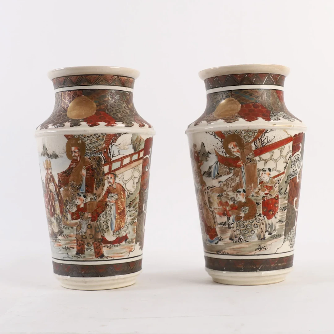 PAIR OF SATSUMA EARTHENWARE VASES, JAPAN, 20th CENTURY - Lot 78