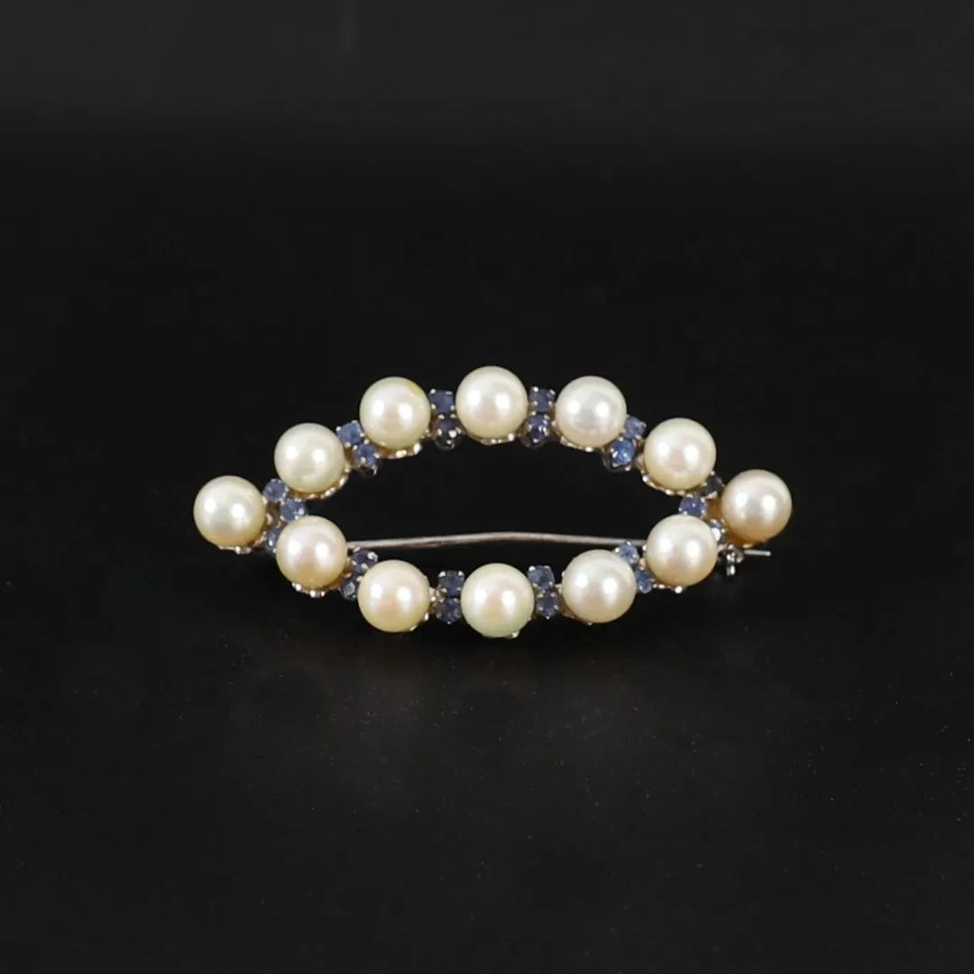 ELEGANT SILVER BROOCH SET WITH SAPPHIRES AND WHITE PEARLS - Lot 38