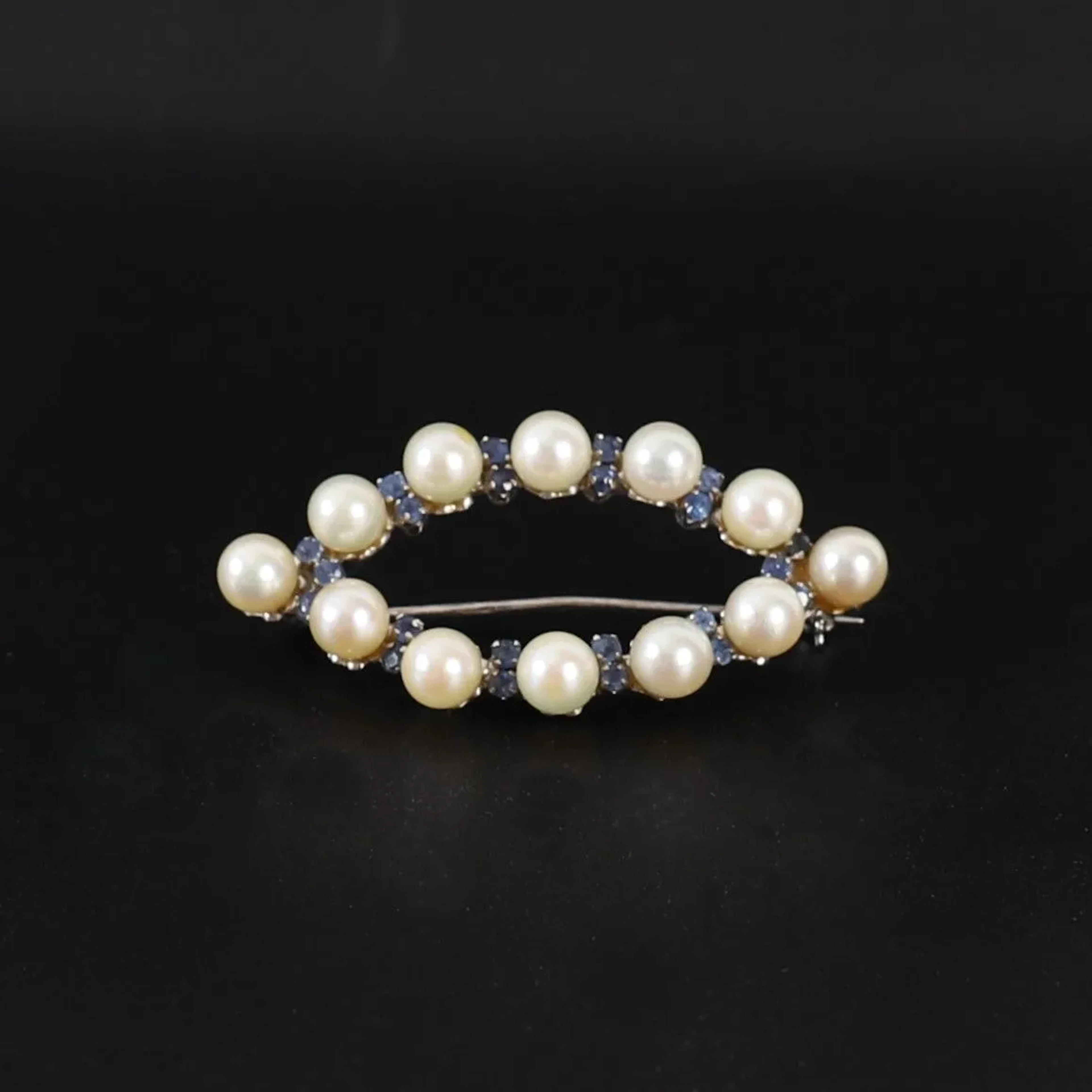ELEGANT SILVER BROOCH SET WITH SAPPHIRES AND WHITE PEARLS - Lot 38