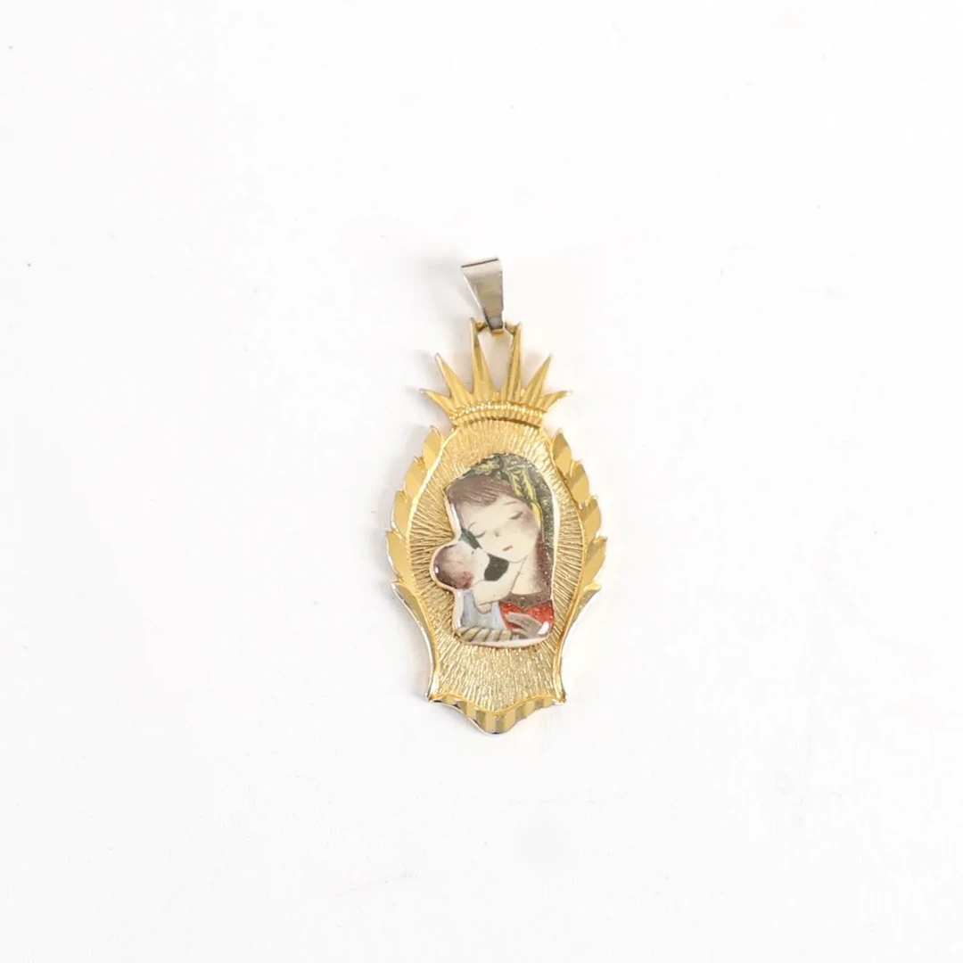 GOLD AND ENAMEL "MADONNA AND CHILD" PENDANT - Lot 22