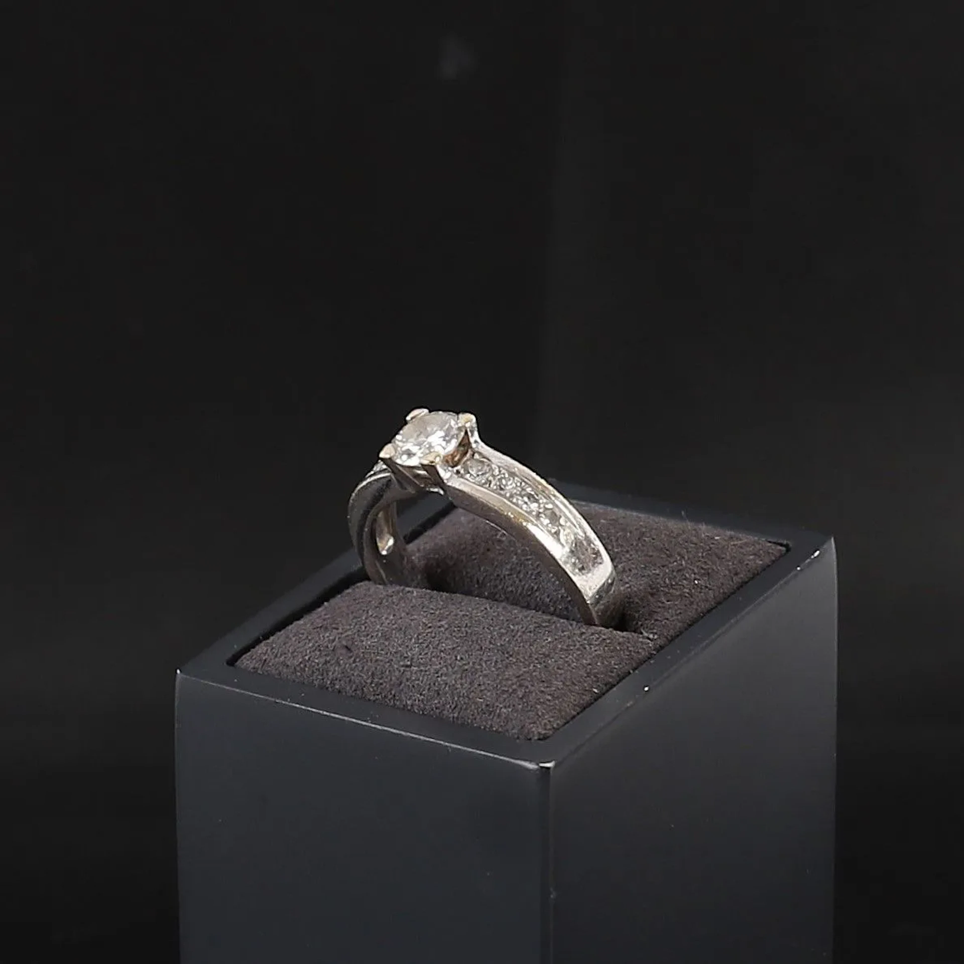GOLD AND DIAMOND SOLITAIRE RING - Lot 20