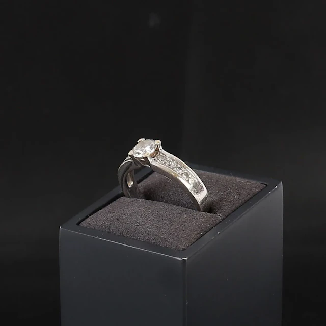 GOLD AND DIAMOND SOLITAIRE RING - Lot 20