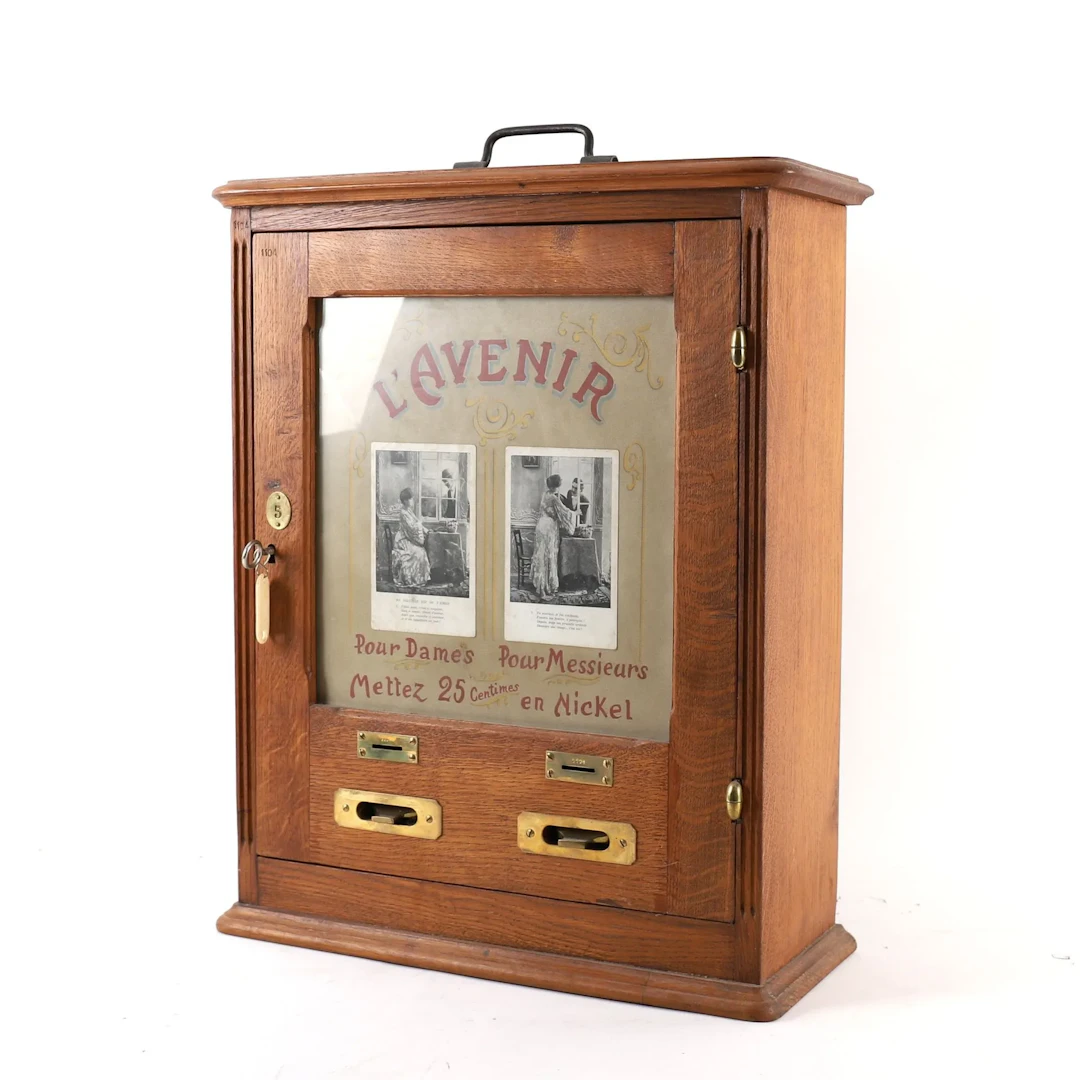 "L'AVENIR" SLOT MACHINE, CIRCA 1910 - Lot 182