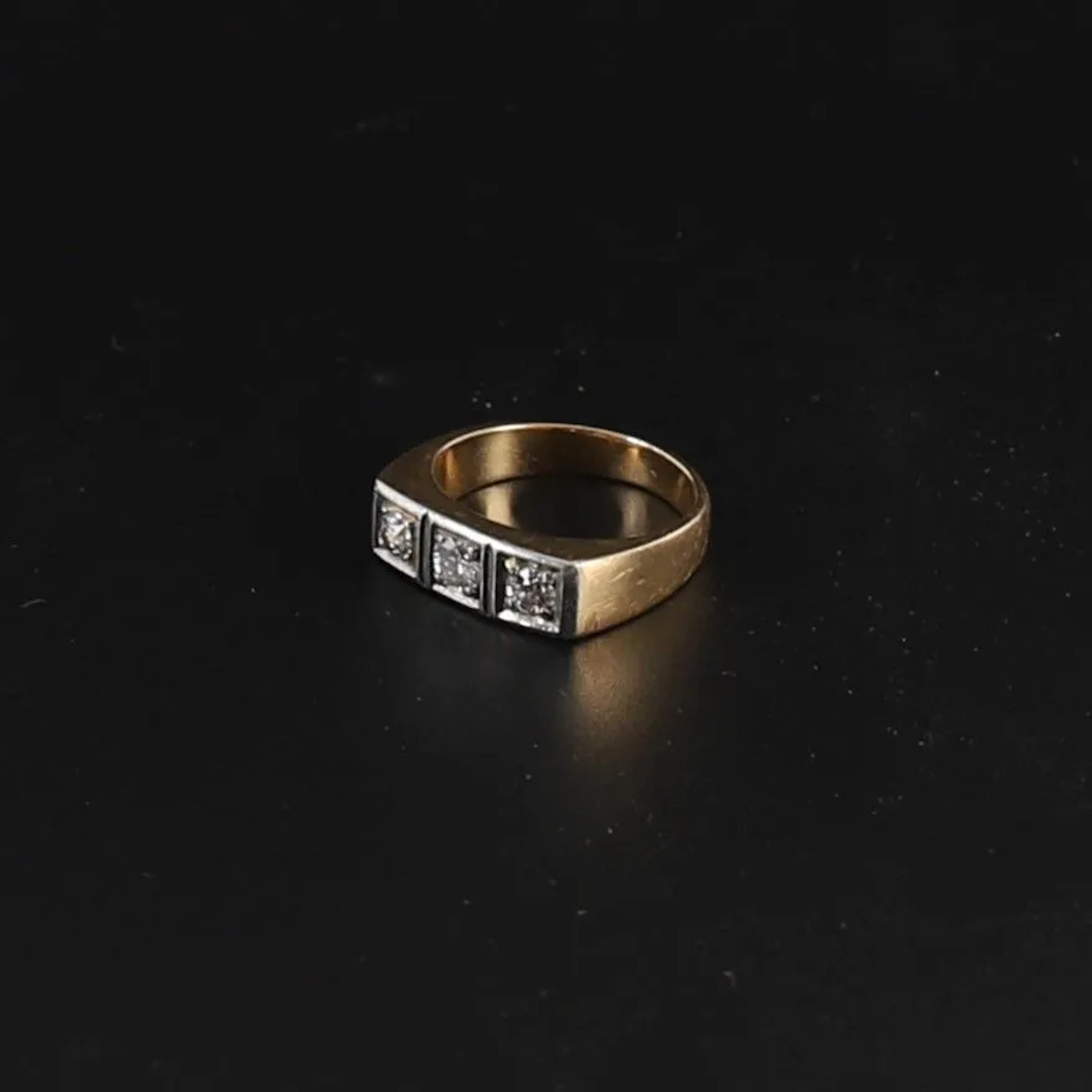 WHITE AND YELLOW GOLD RING WITH DIAMONDS - Lot 31