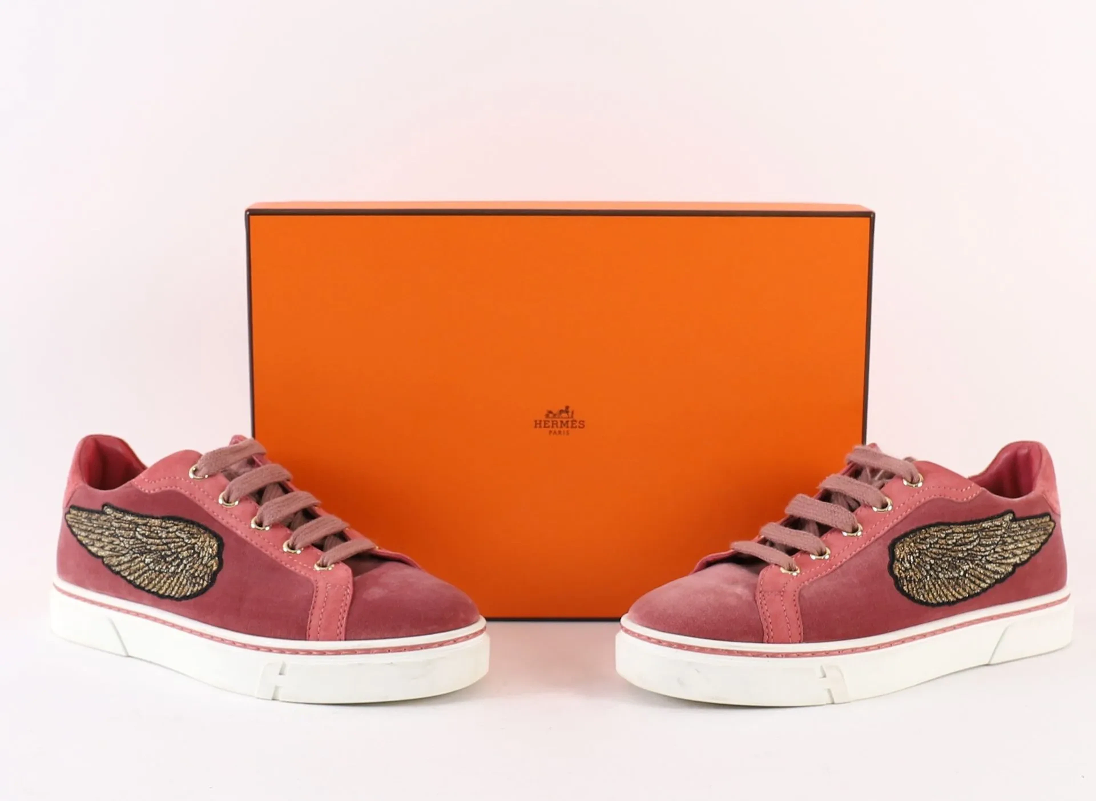 PAIR OF HERMÈS "WING PATCH" SNEAKERS IN PINK - Lot 118