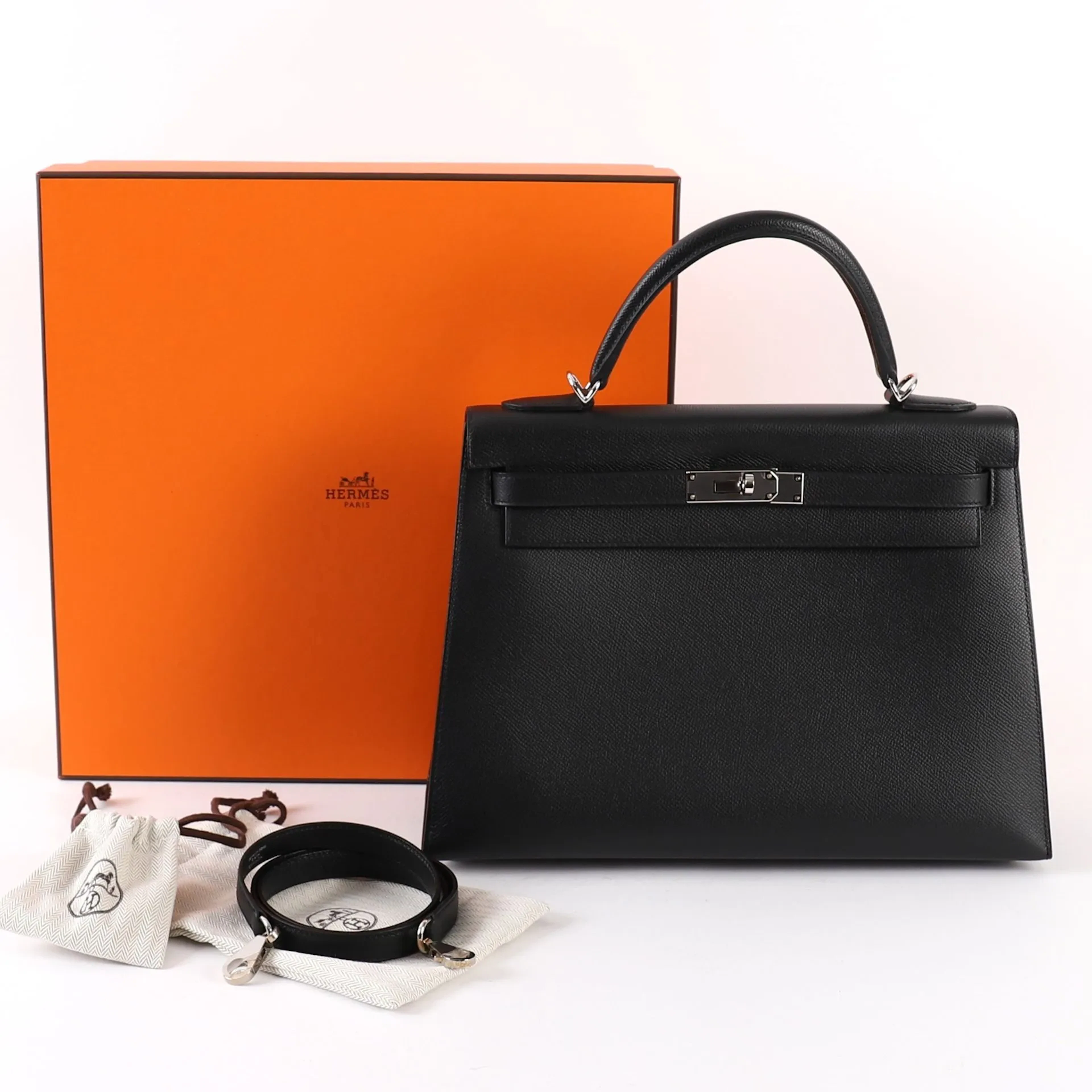 BLACK LEATHER HERMÈS KELLY BAG - Lot 121