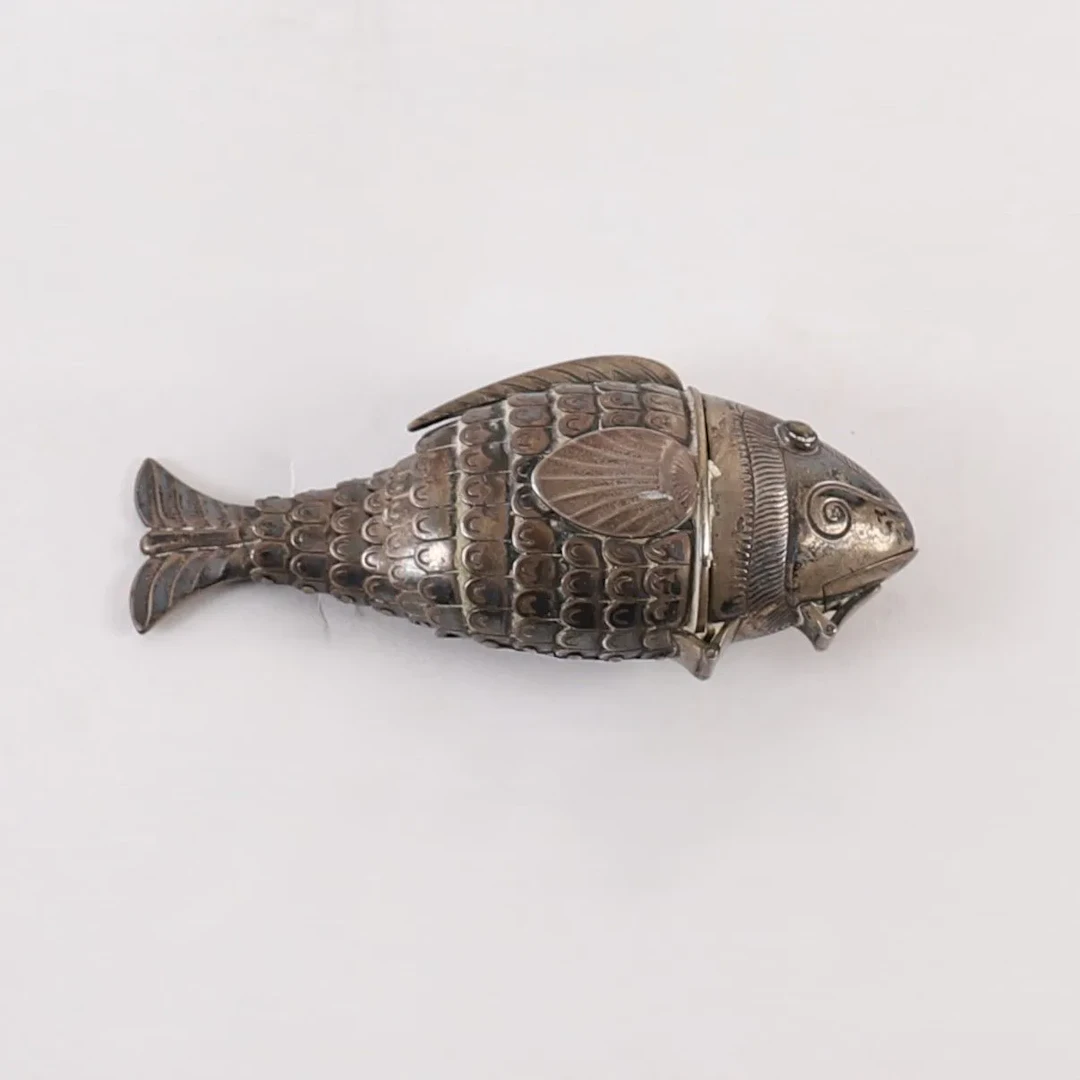 SMALL SILVER BOX IN THE SHAPE OF A ARTICULATED FISH, LATE 19 - Lot 304