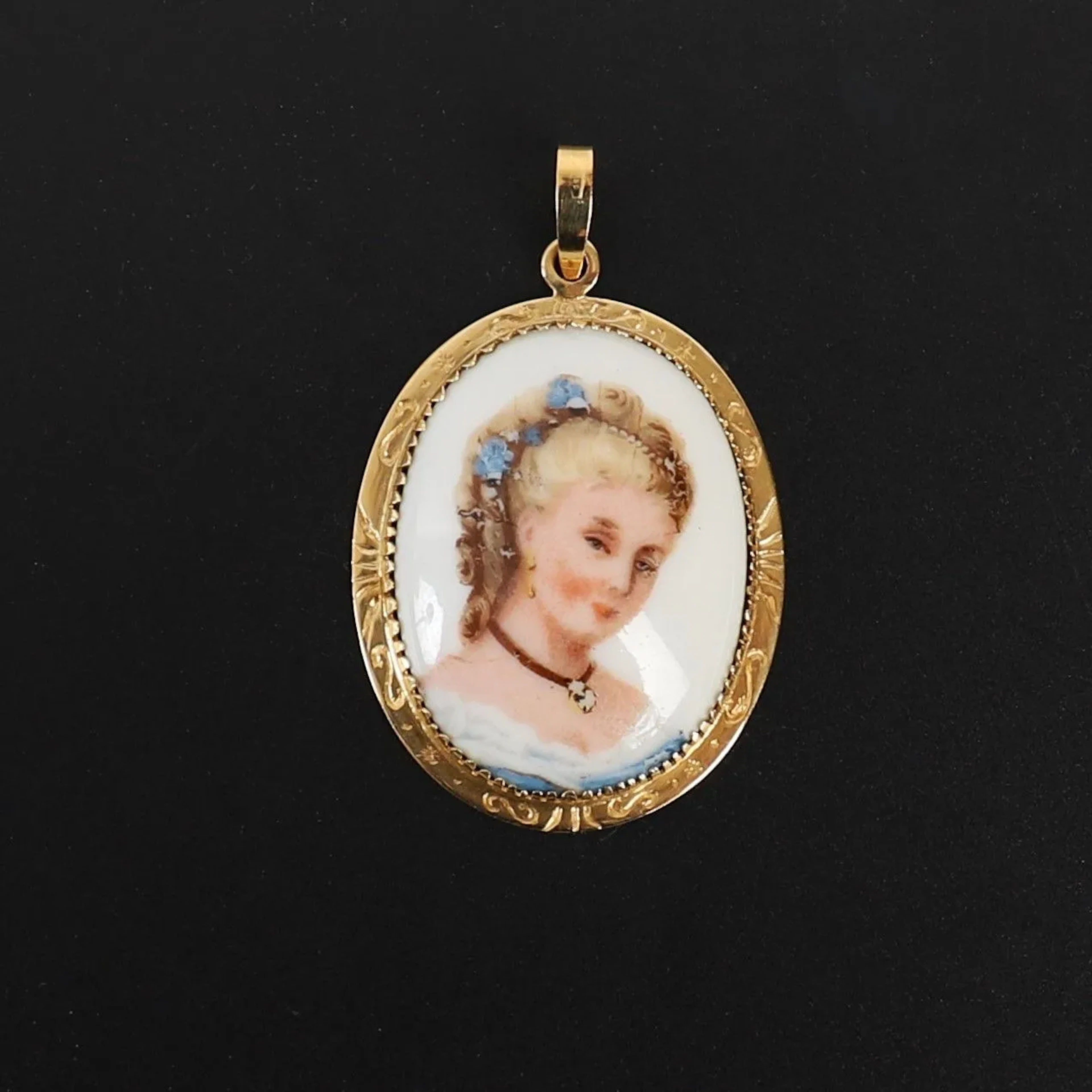 LIMOGES ENAMEL PENDANT - Lot 32
