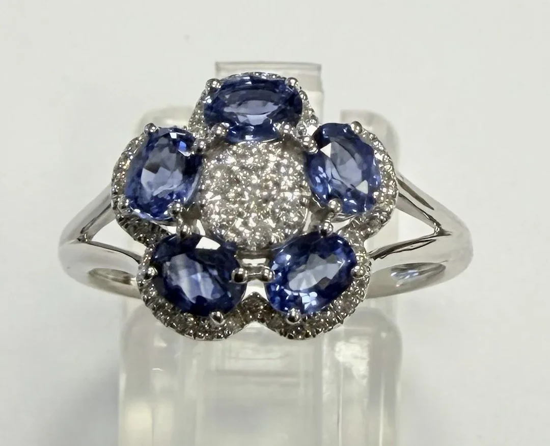 WHITE GOLD MARGUERITE RING SET WITH SAPPHIRES AND DIAMONDS - Lot 27