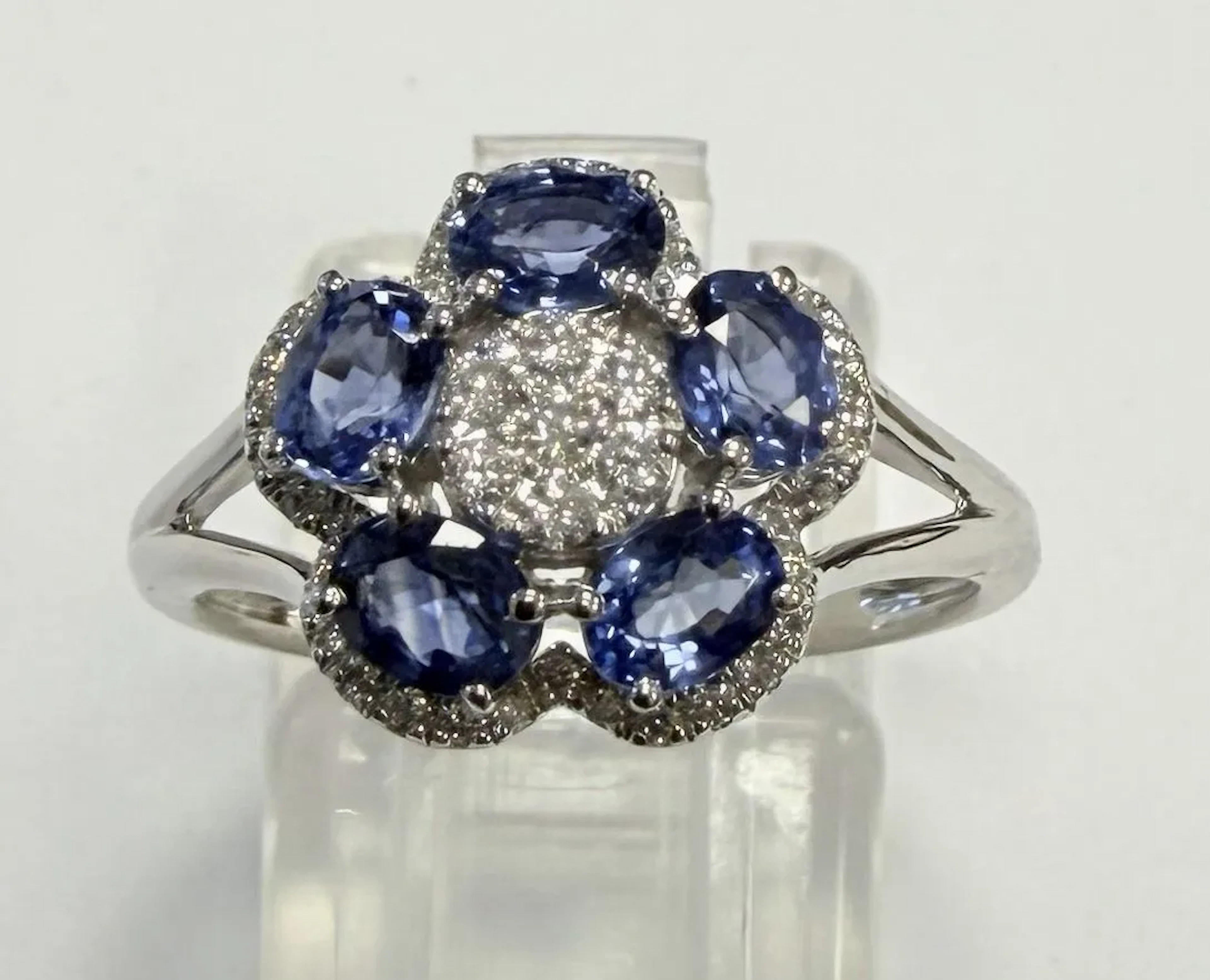 WHITE GOLD MARGUERITE RING SET WITH SAPPHIRES AND DIAMONDS - Lot 27