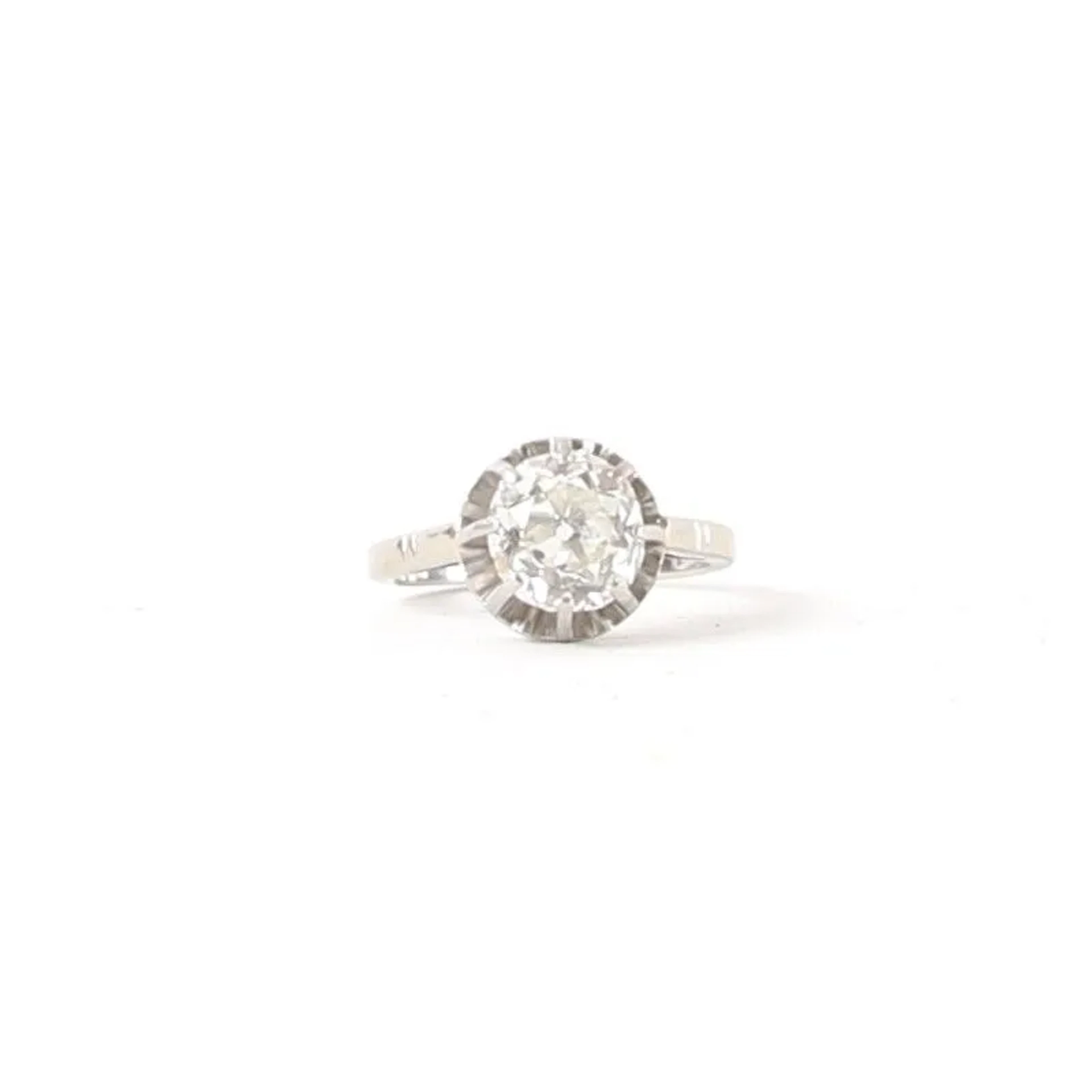 SOLITAIRE GOLD RING SET WITH A DIAMOND - Lot 34