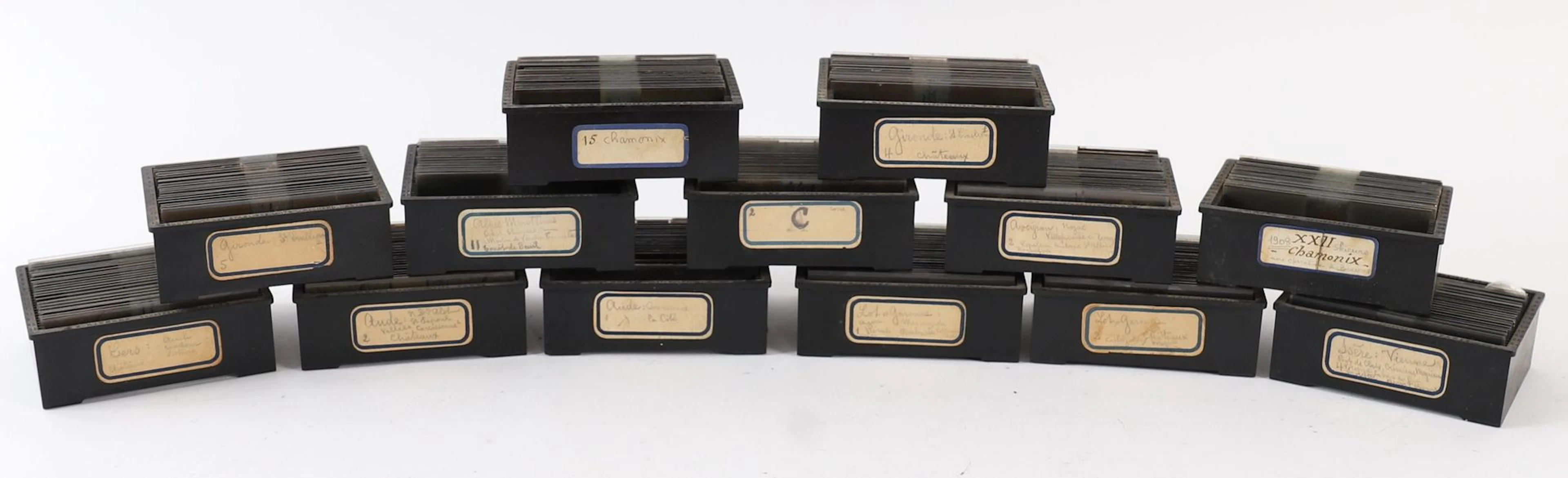 SET OF APPROXIMATELY 290 GLASS PLATES FEATURING THE AUDE, TH - Lot 55