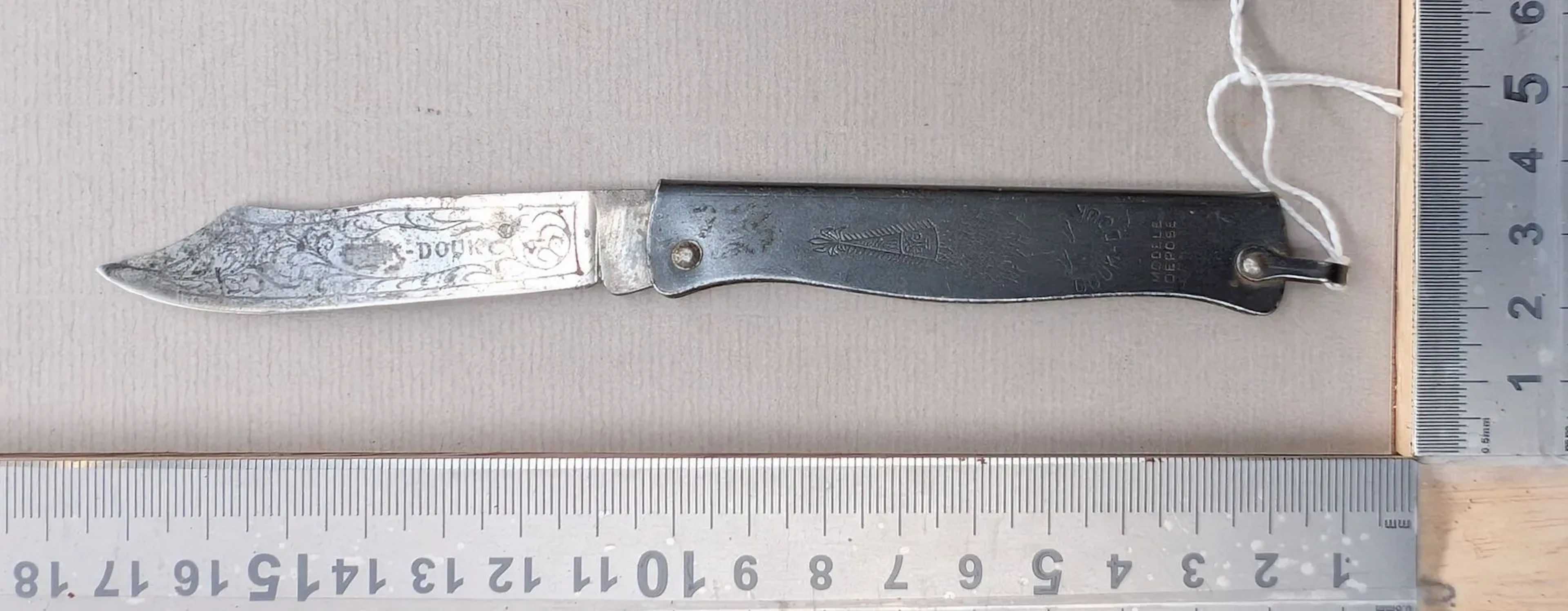 DOUK-DOUK Folding Knife (metal) - See photos for dimensions and condition