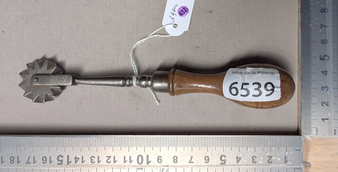 19th-century steel dough cutter - See photos for dimensions and condition
