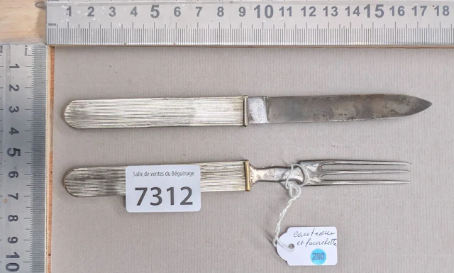 1 set consisting of 1 knife and 1 fork—see photos for dimensions and condition