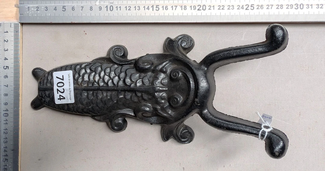 1 antique boot with bee design - See photos for dimensions and condition
