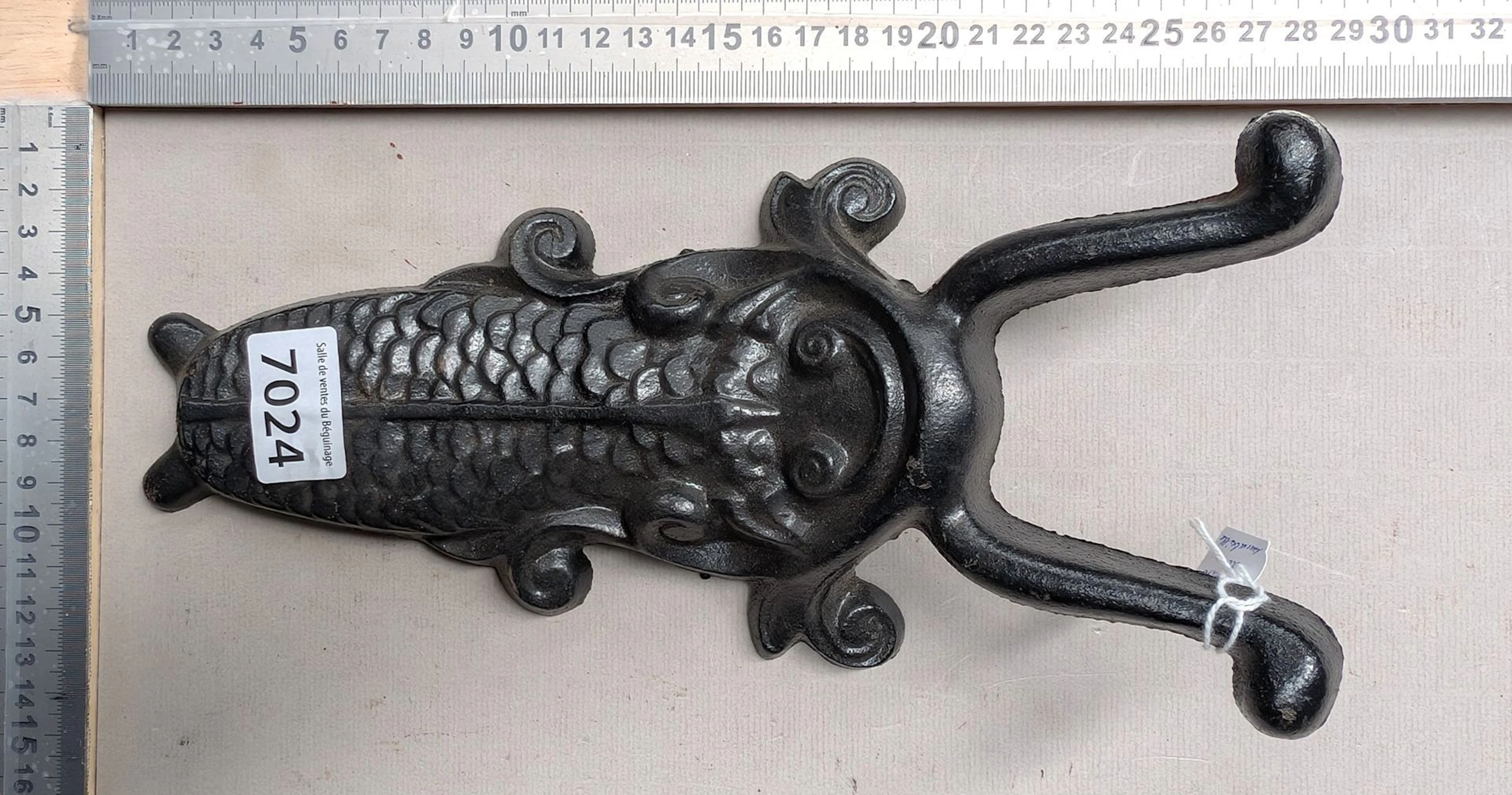 1 antique boot with bee design - See photos for dimensions and condition