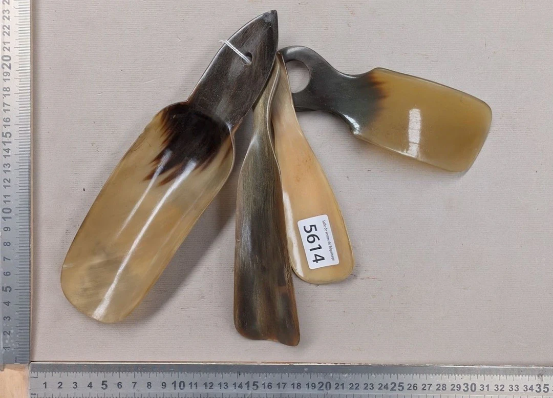 4 Shoehorns made of natural horn, 1900—see photos for dimensions and condition