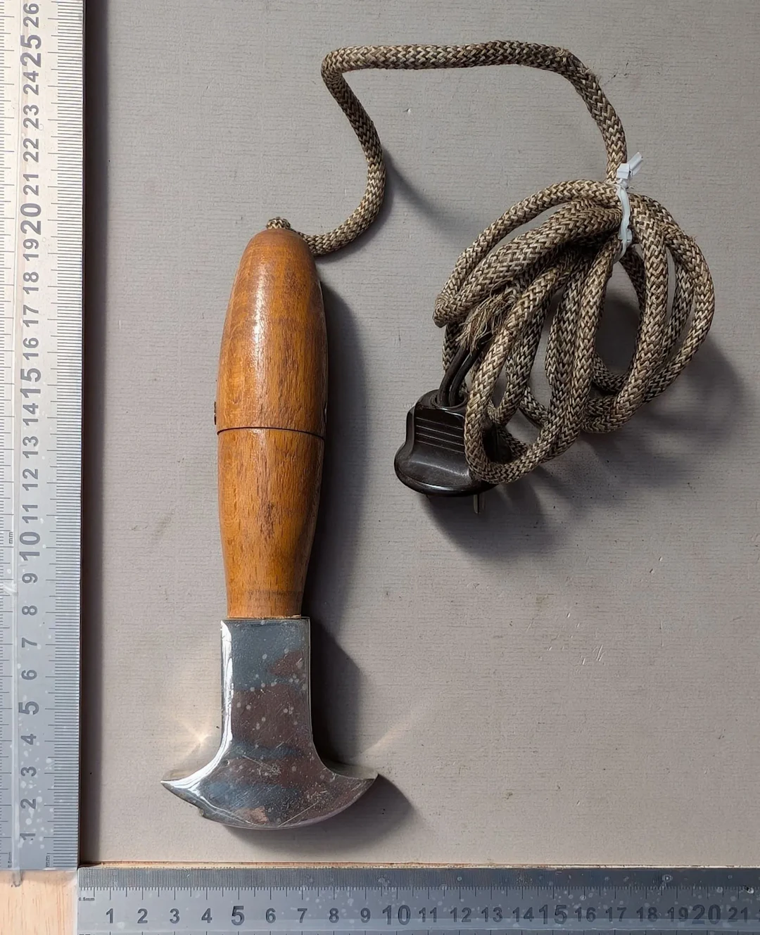 1 shoemaker's gluing iron—see photos for dimensions and condition