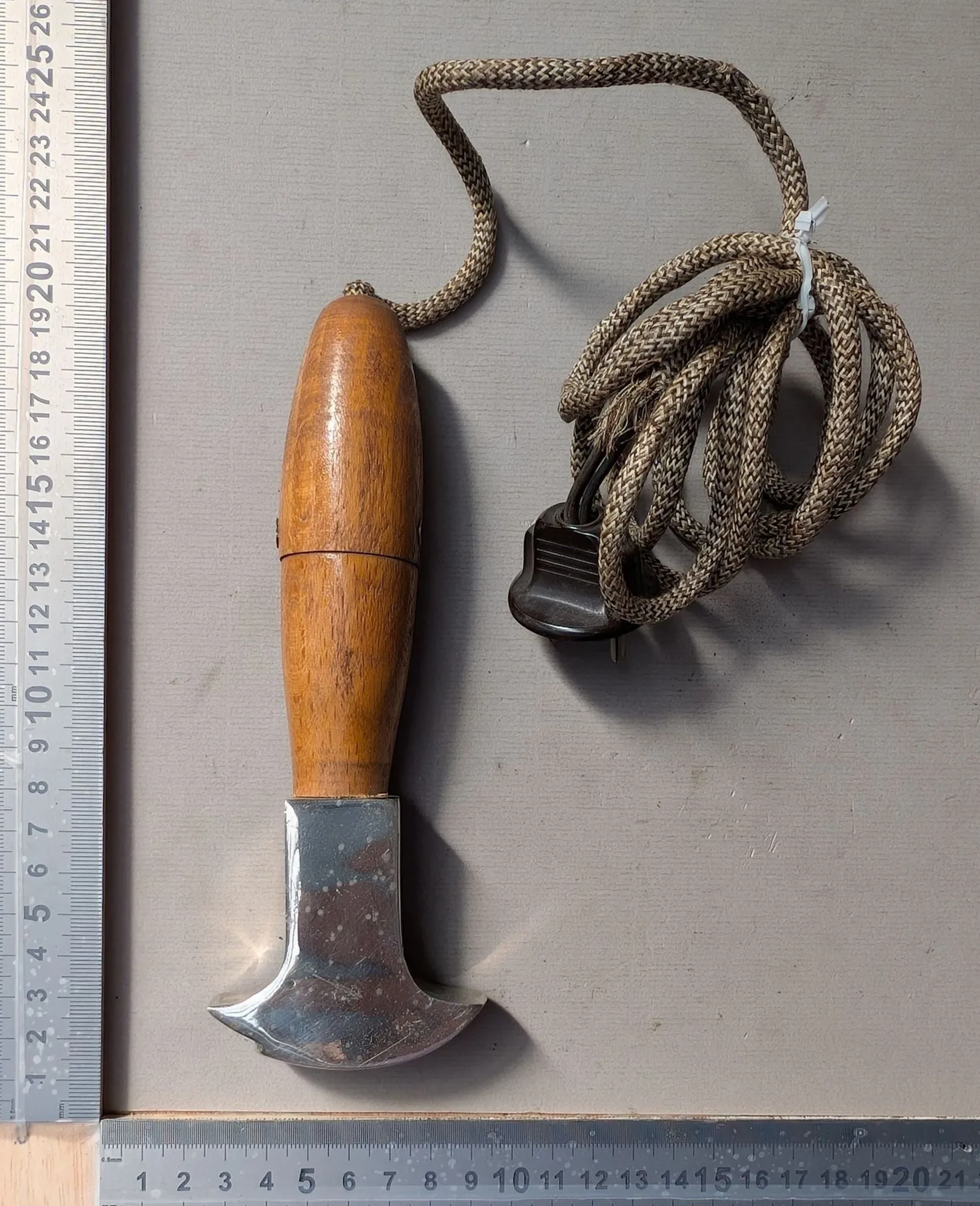 1 shoemaker's gluing iron—see photos for dimensions and condition