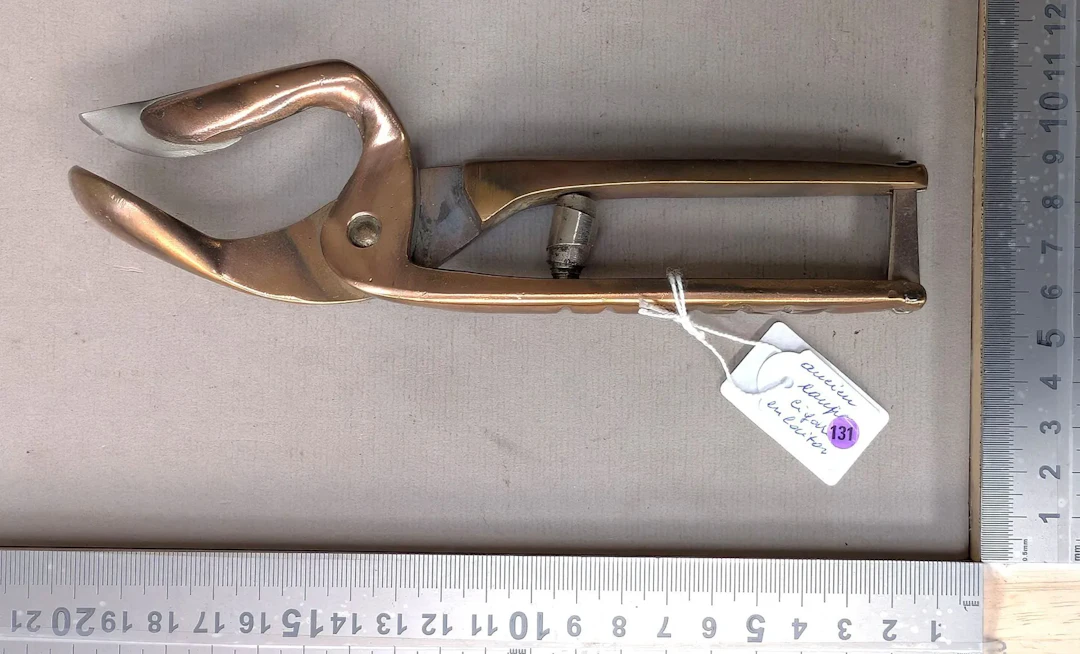 1 antique bronze cigar cutter—see photos for dimensions and condition