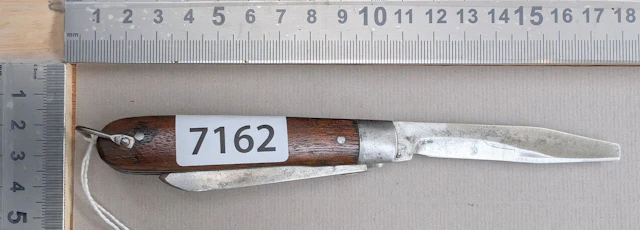 Antique pocket knife with wooden handle (folding) - See photos for